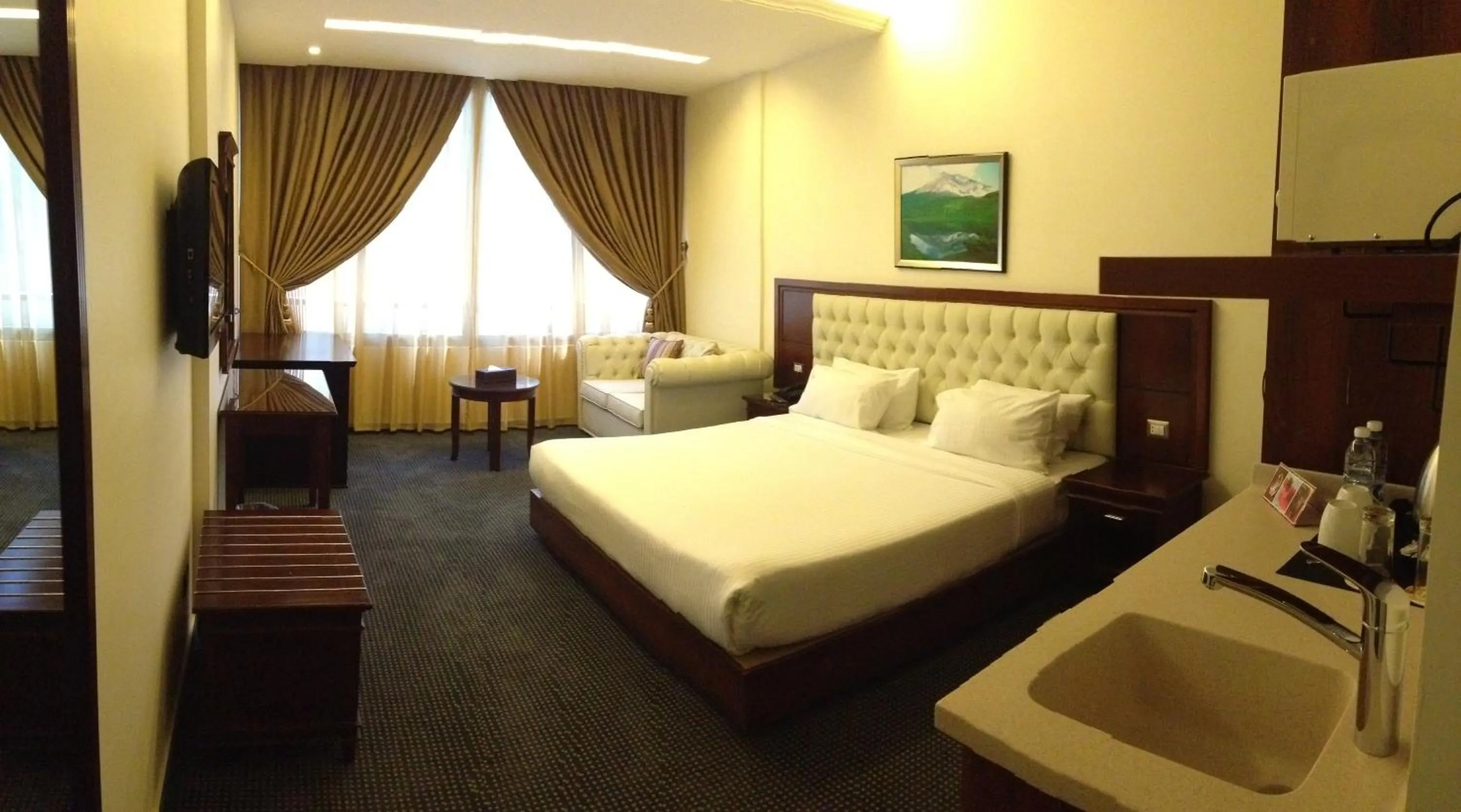 Photo of the whole room, Bed in Midtown Hotel & Suites