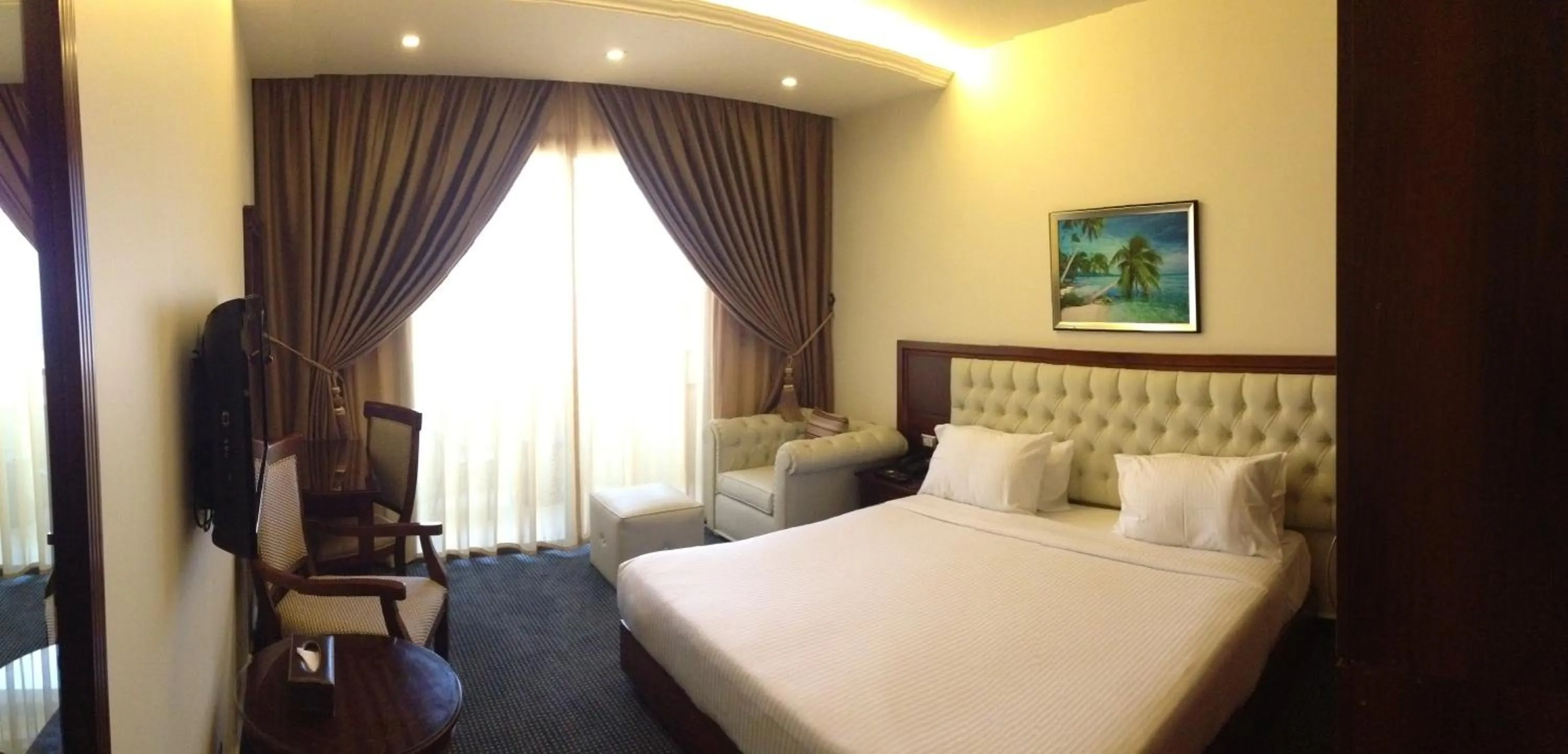 Photo of the whole room, Bed in Midtown Hotel & Suites