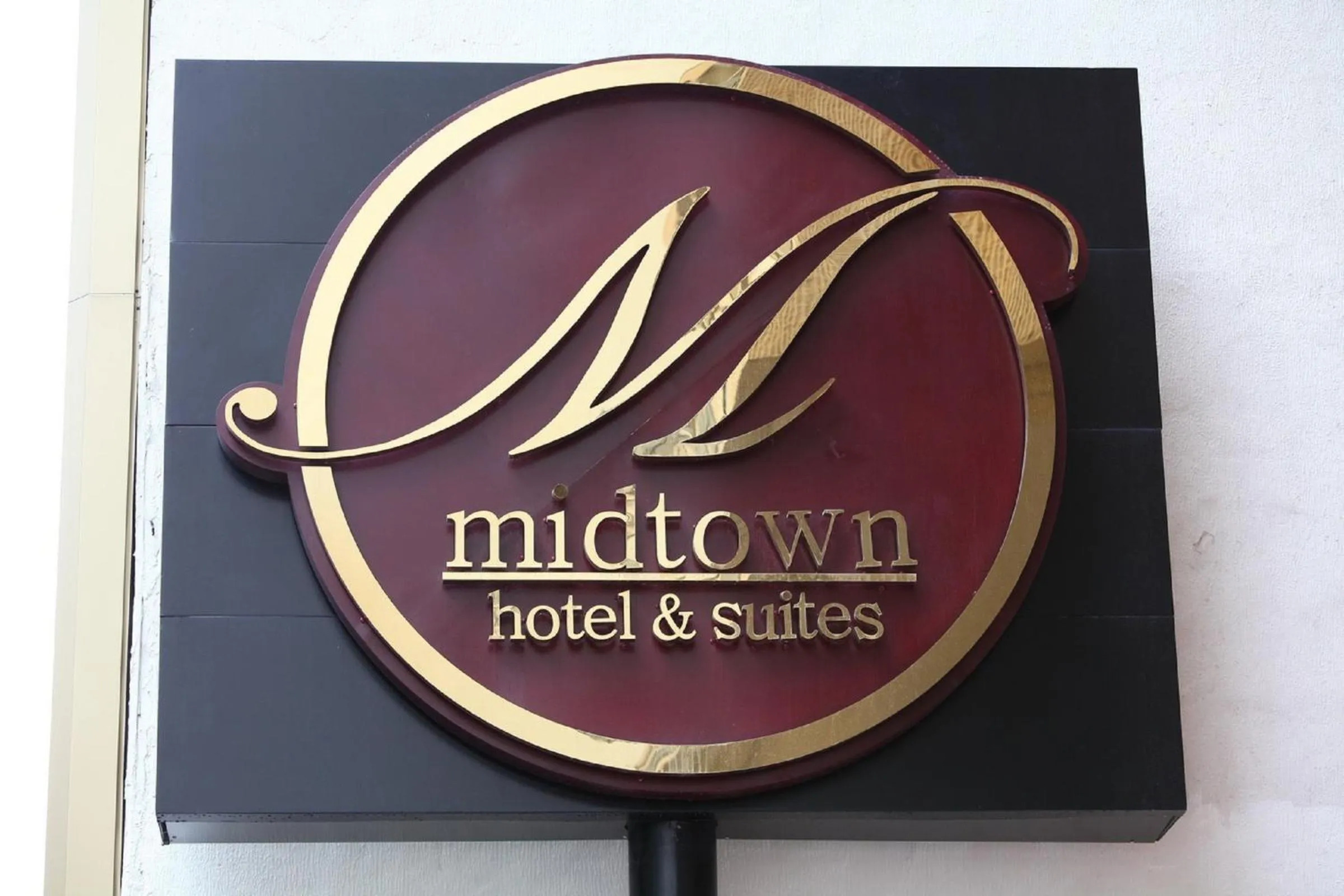 Facade/entrance in Midtown Hotel & Suites