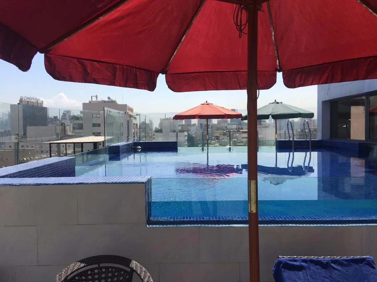 Swimming pool in Midtown Hotel & Suites