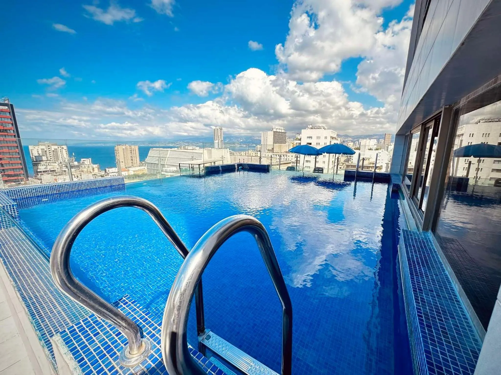 Swimming pool in Midtown Hotel & Suites