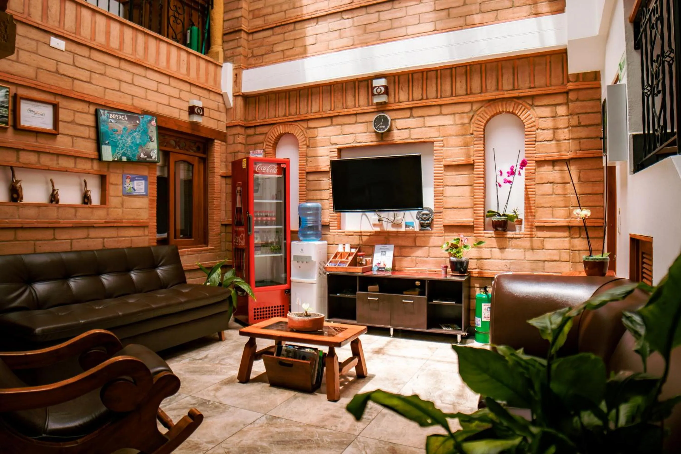 Communal lounge/ TV room in Fontana Plaza Hotel
