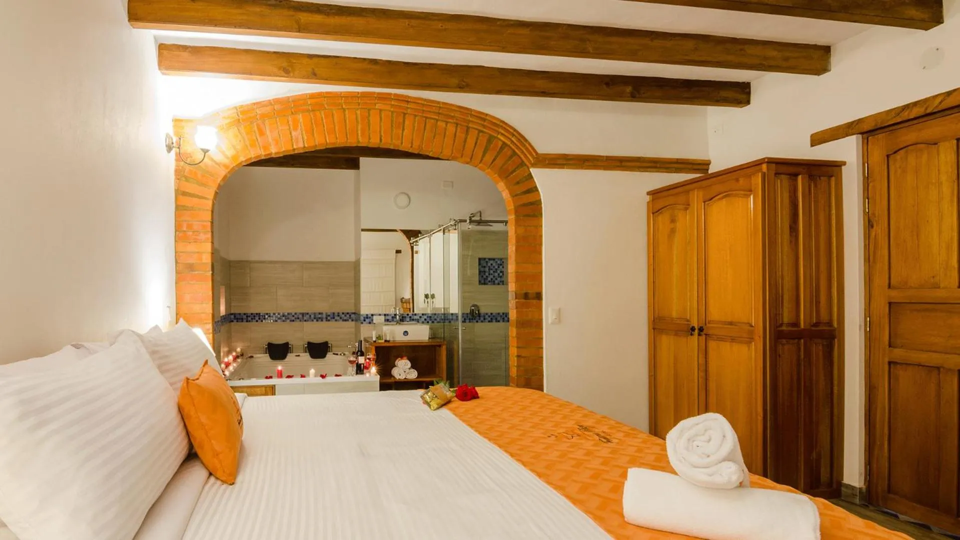 Photo of the whole room, Bed in Fontana Plaza Hotel