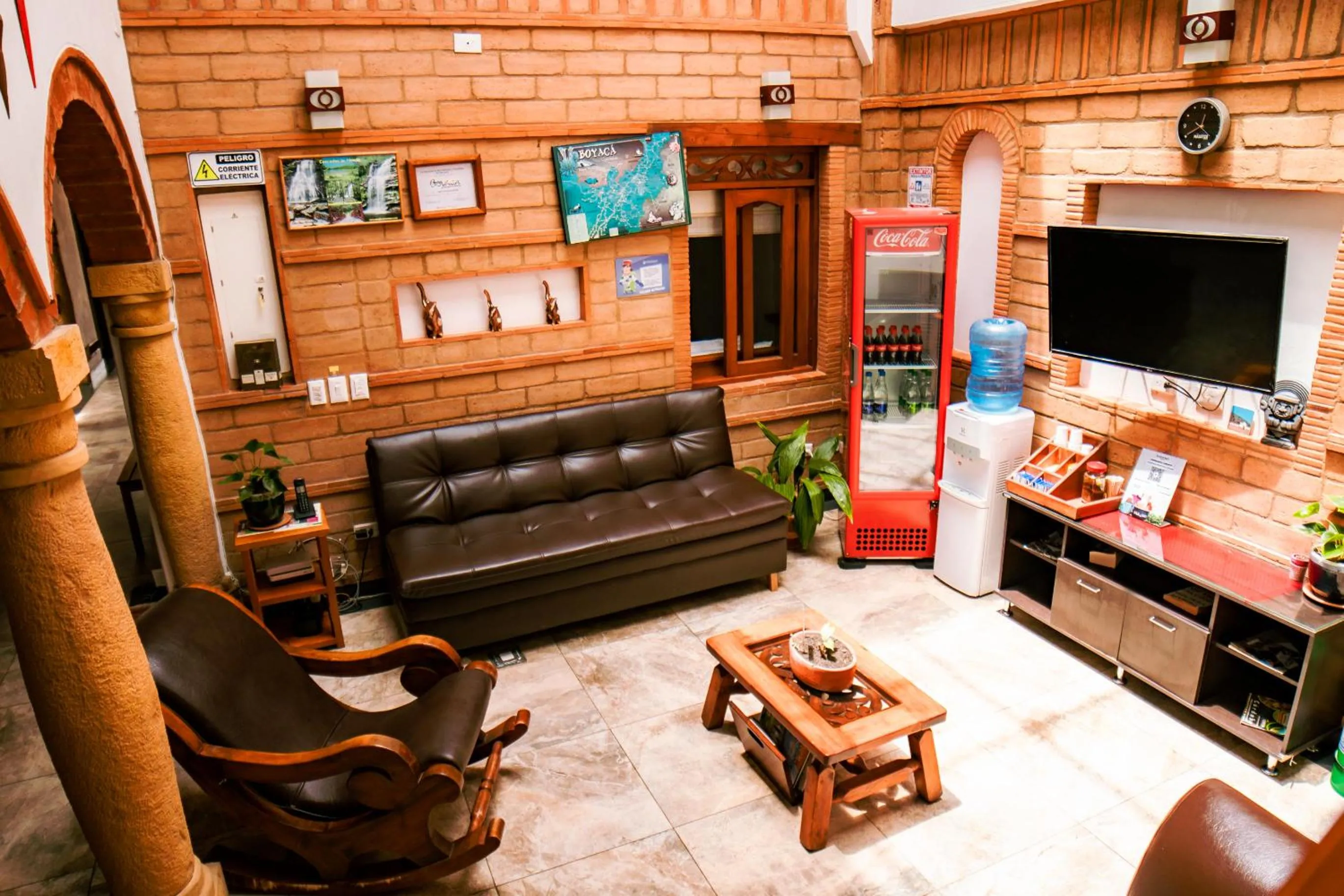 Communal lounge/ TV room in Fontana Plaza Hotel