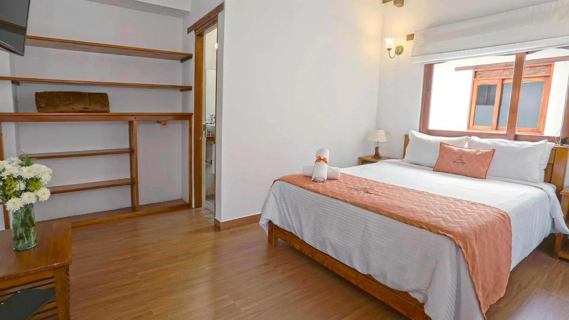 Photo of the whole room, Bed in Fontana Plaza Hotel