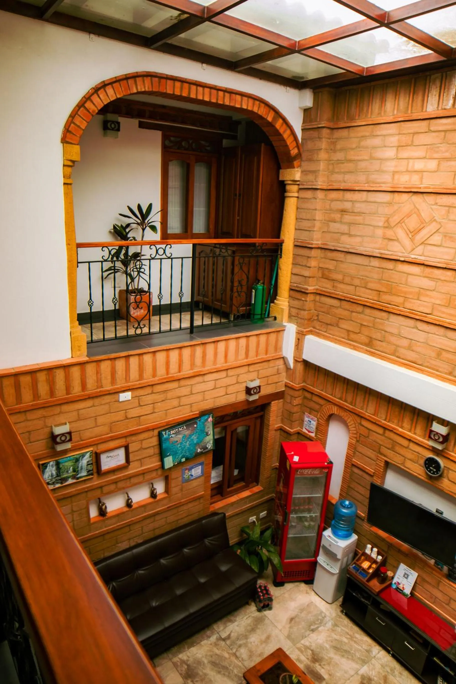 Communal lounge/ TV room in Fontana Plaza Hotel