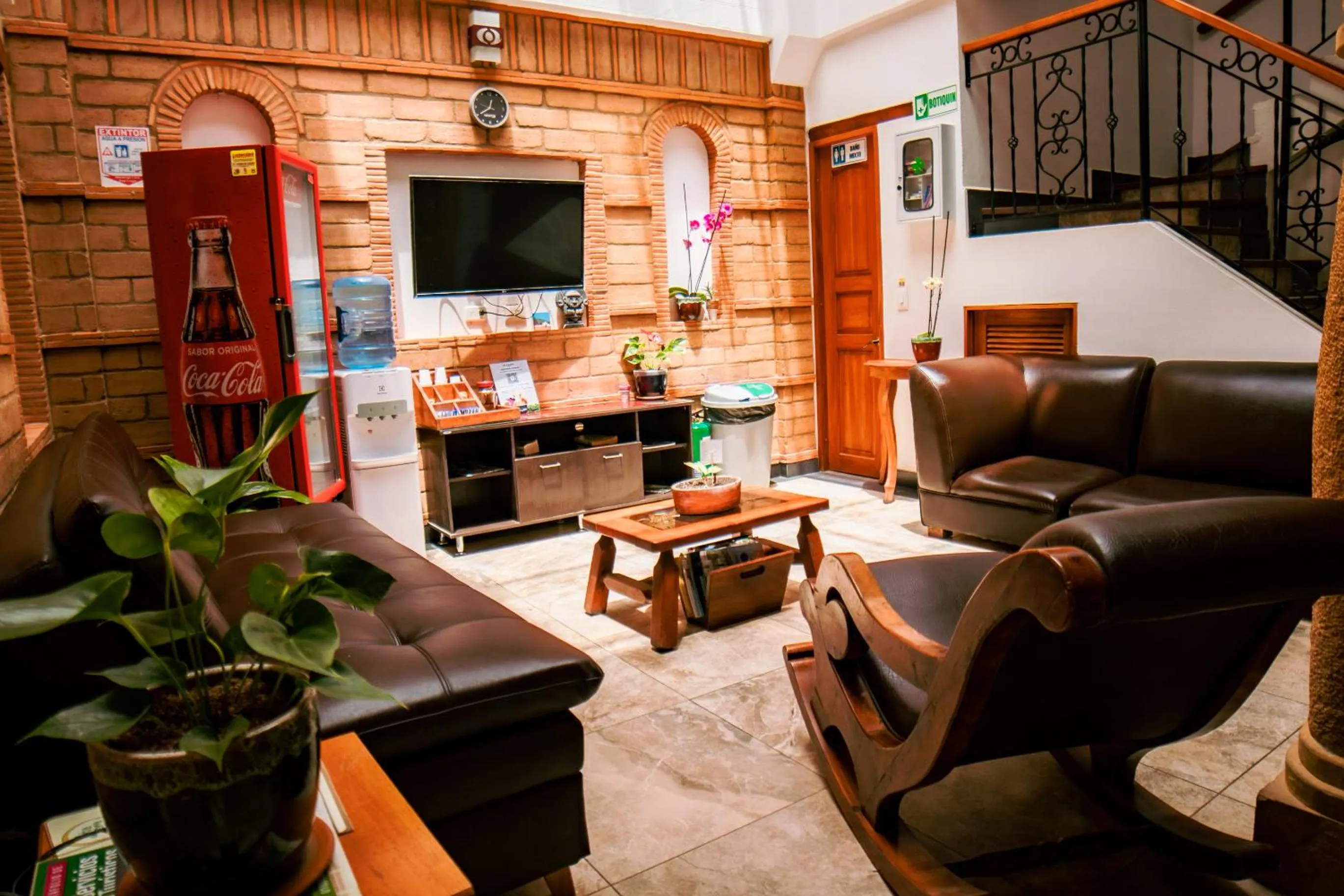 Communal lounge/ TV room in Fontana Plaza Hotel