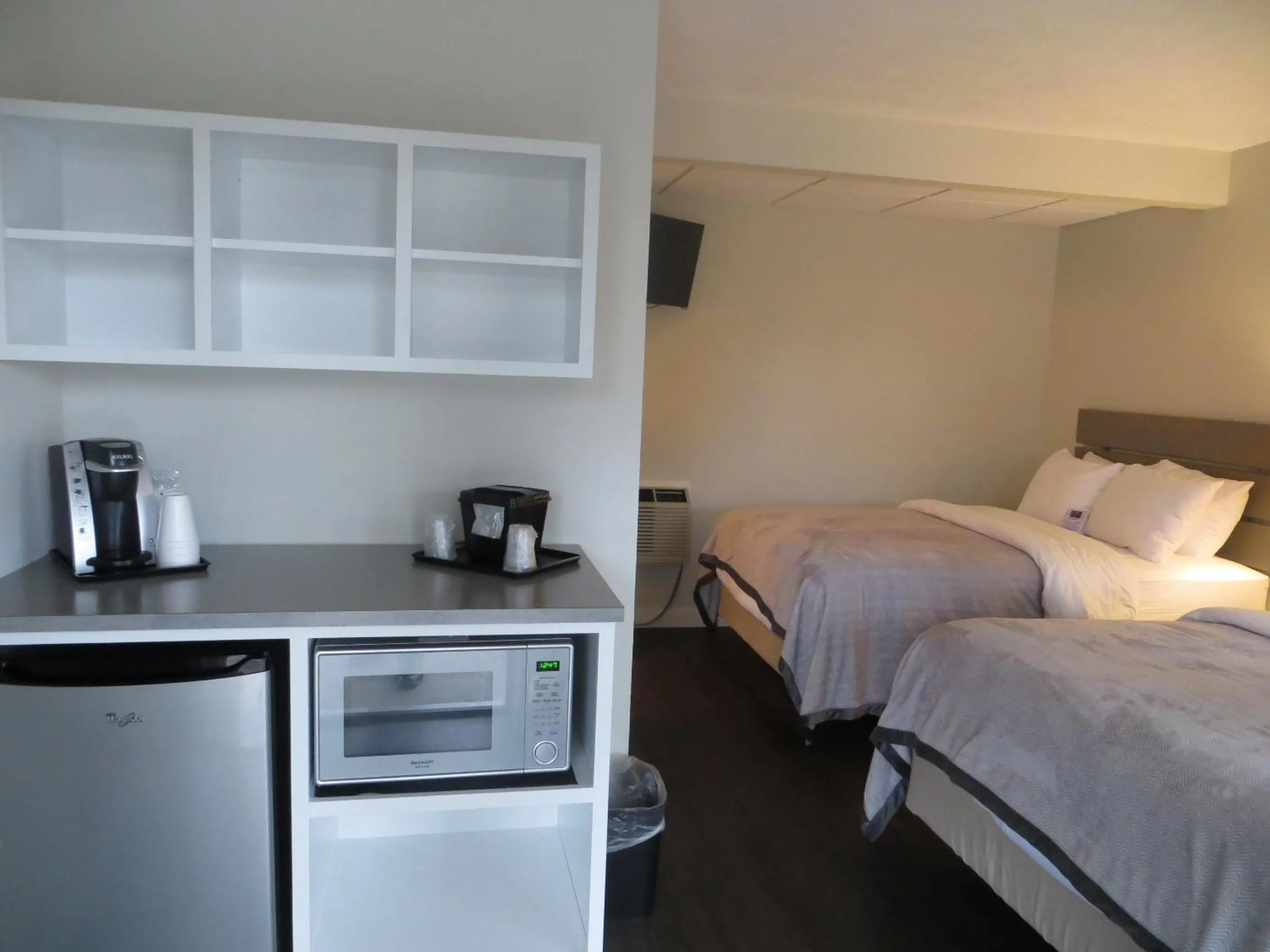 Bed in Brio Beach Inn