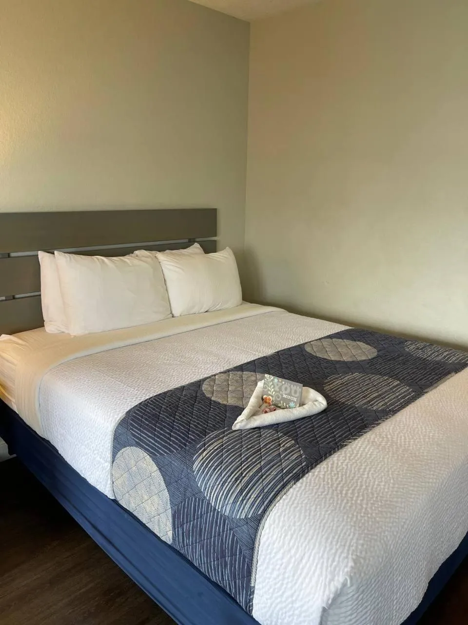 Bed in Brio Beach Inn