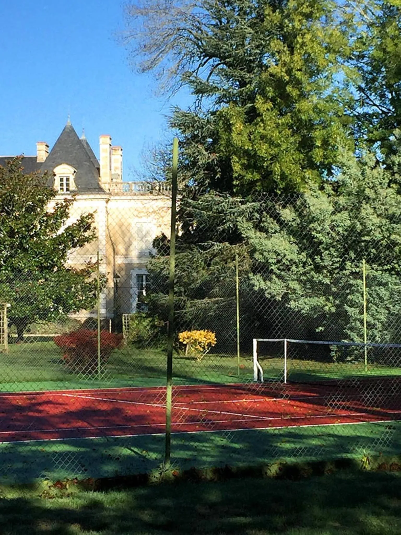 Tennis court in Chambres d'hotes de Pouzelande