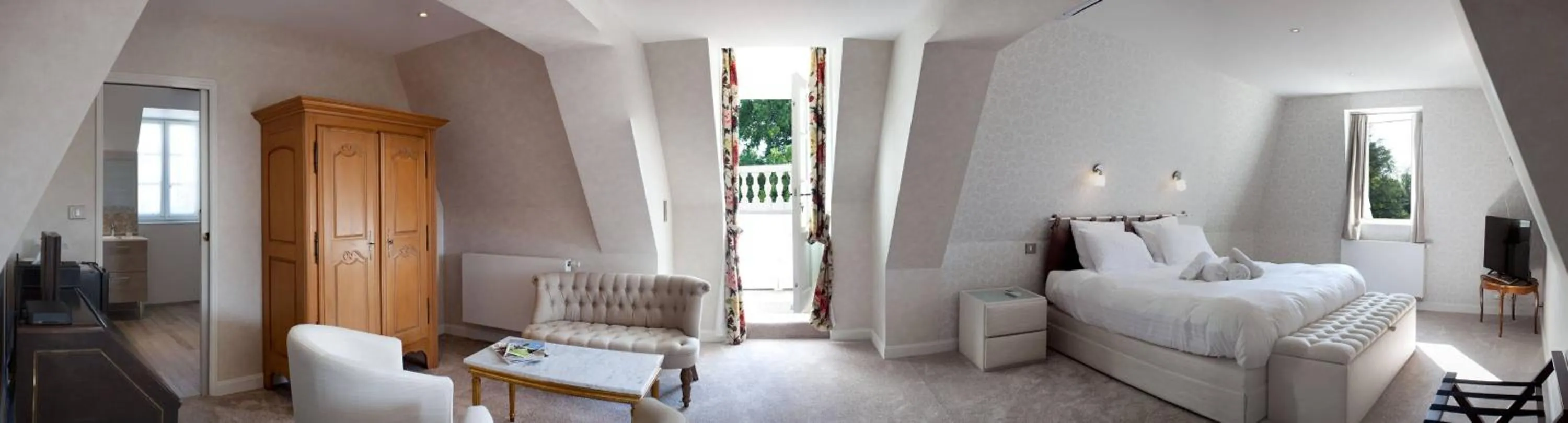 Living room, Bed in Chambres d'hotes de Pouzelande
