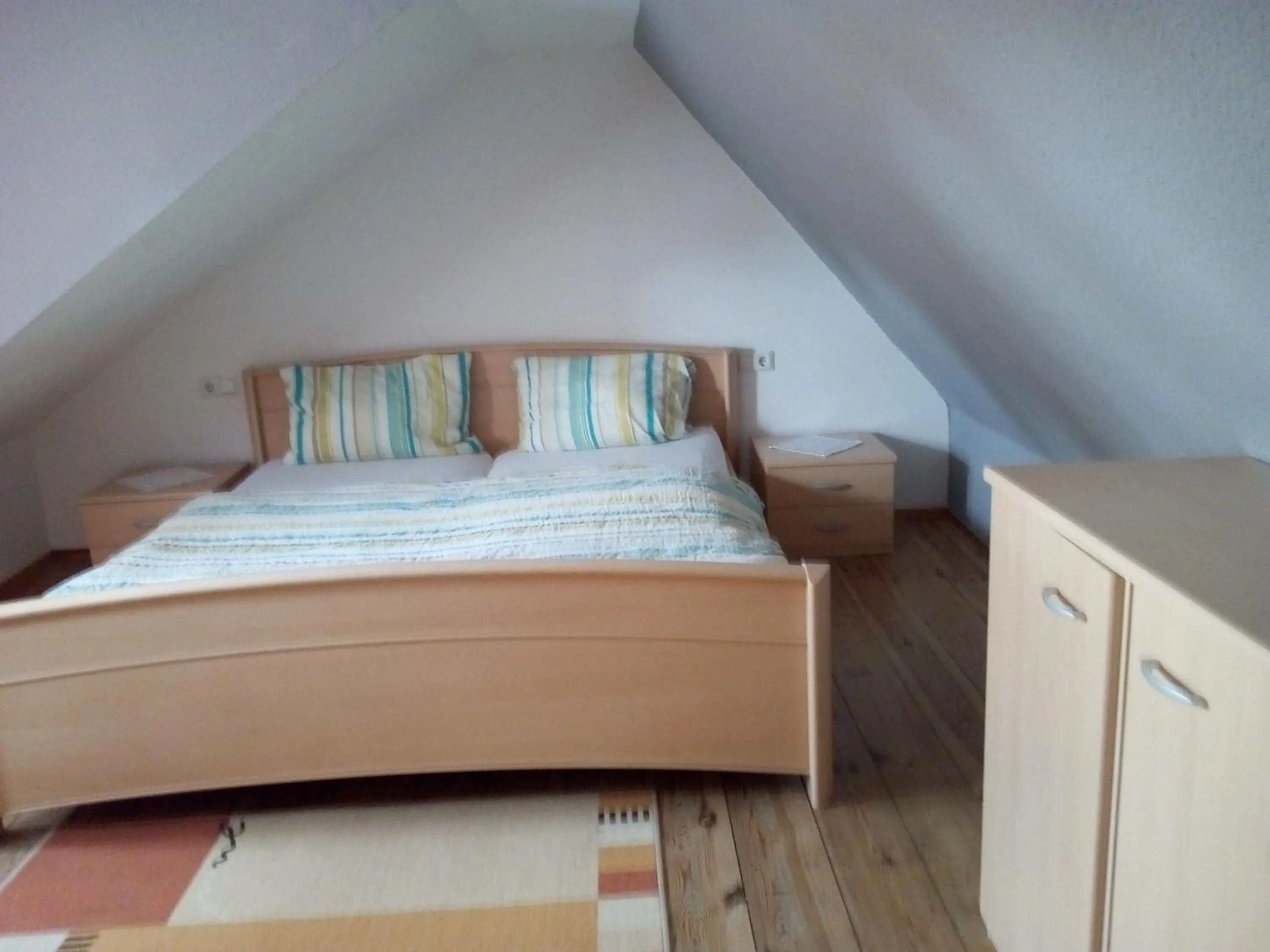 Photo of the whole room, Bed in Alter Topf