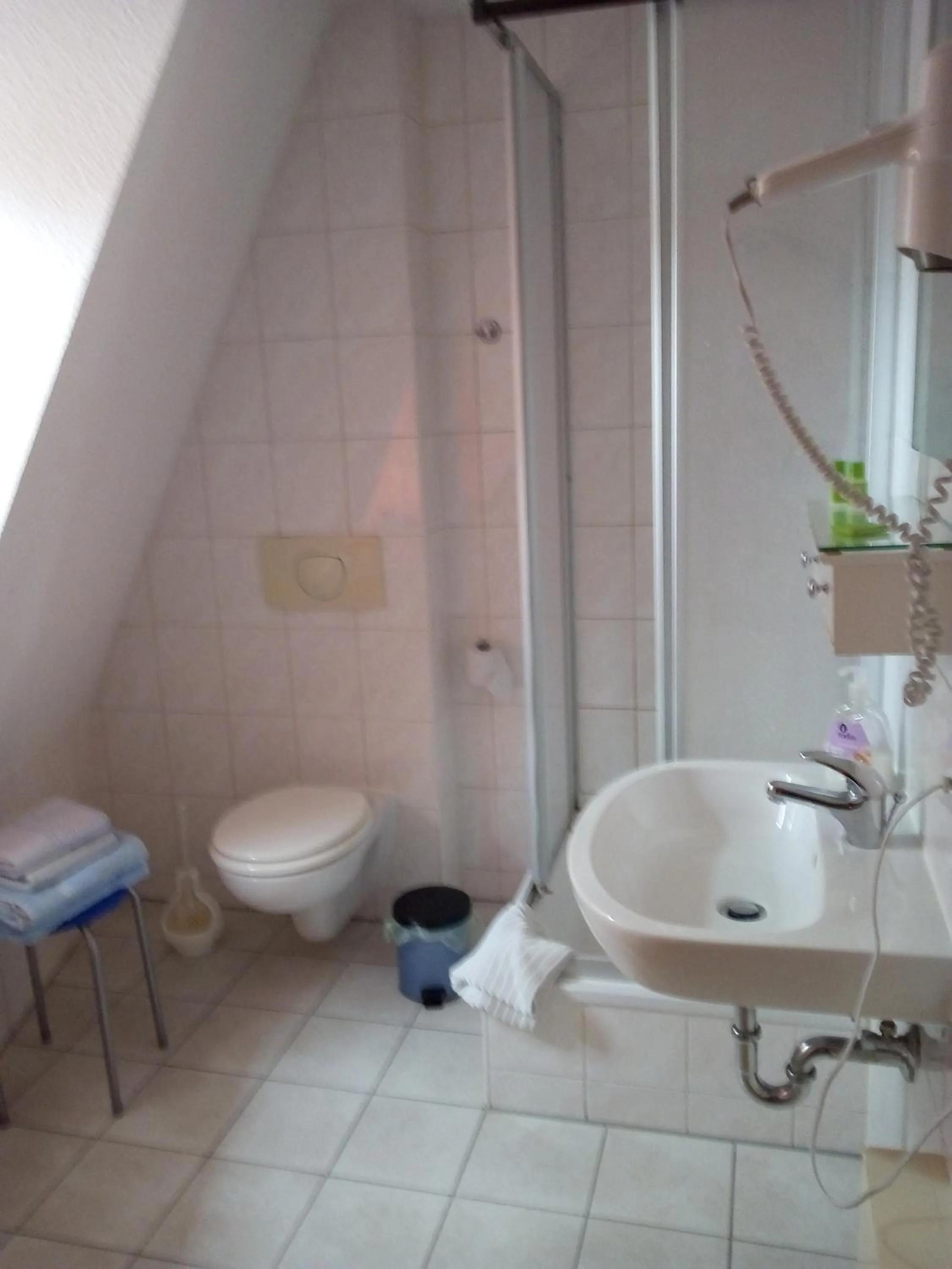 Shower in Alter Topf