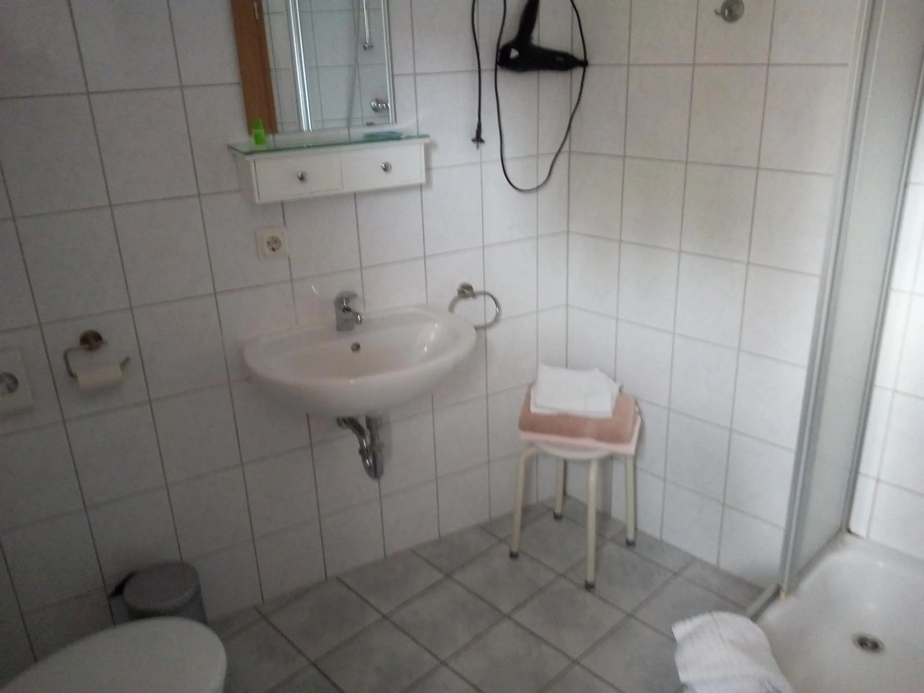 Shower in Alter Topf