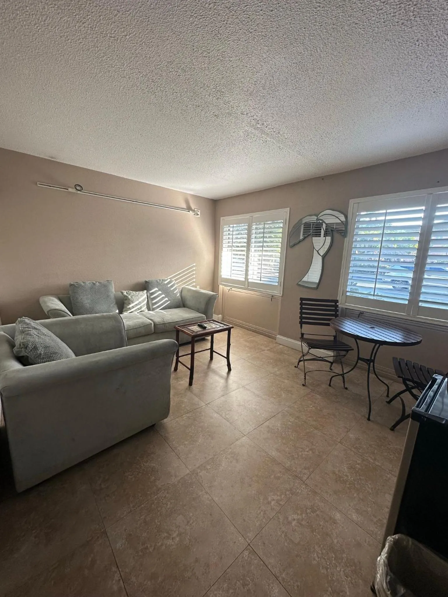 Seating area in Tahitian Inn Boutique Hotel Tampa