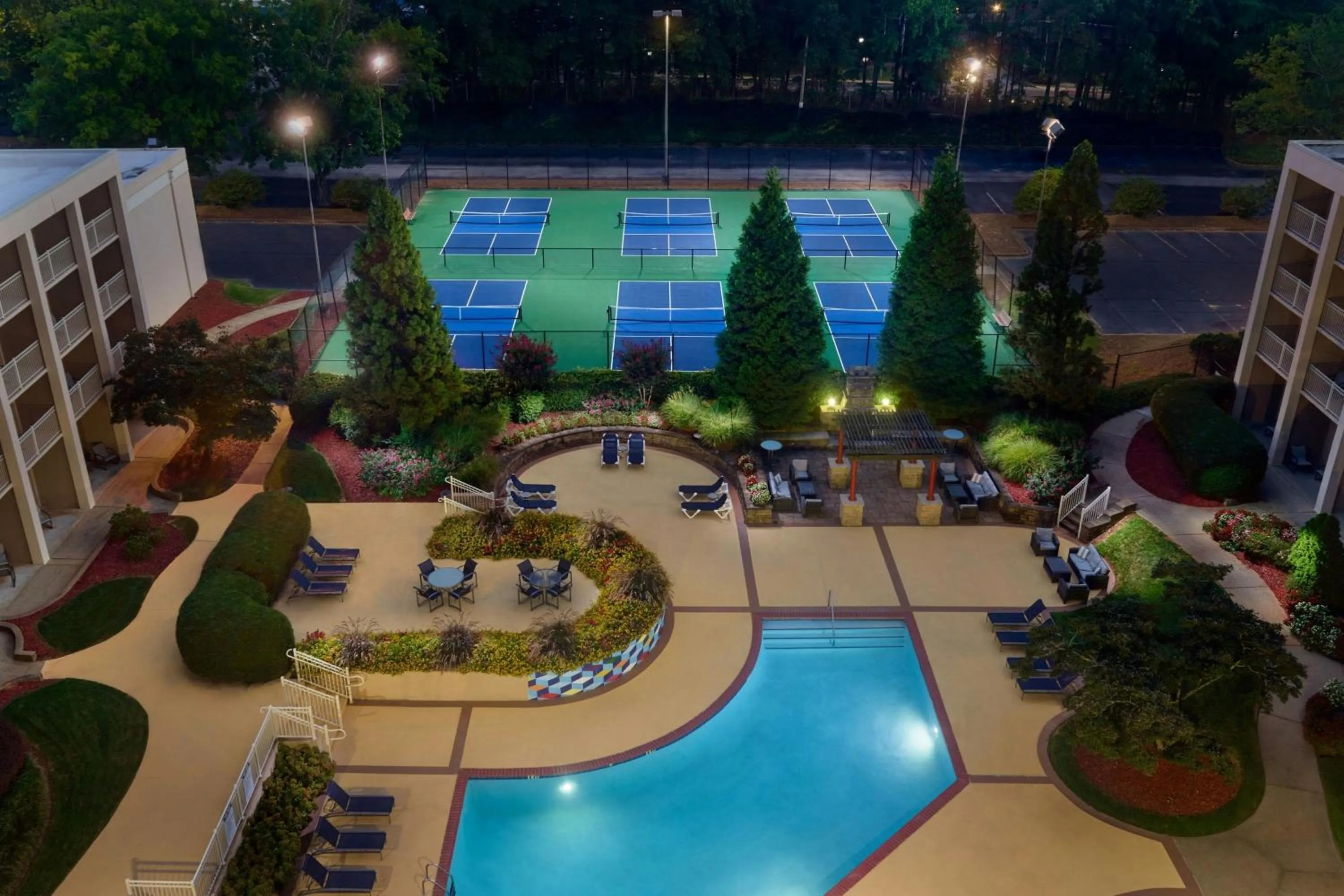 Swimming pool in Atlanta Airport Marriott