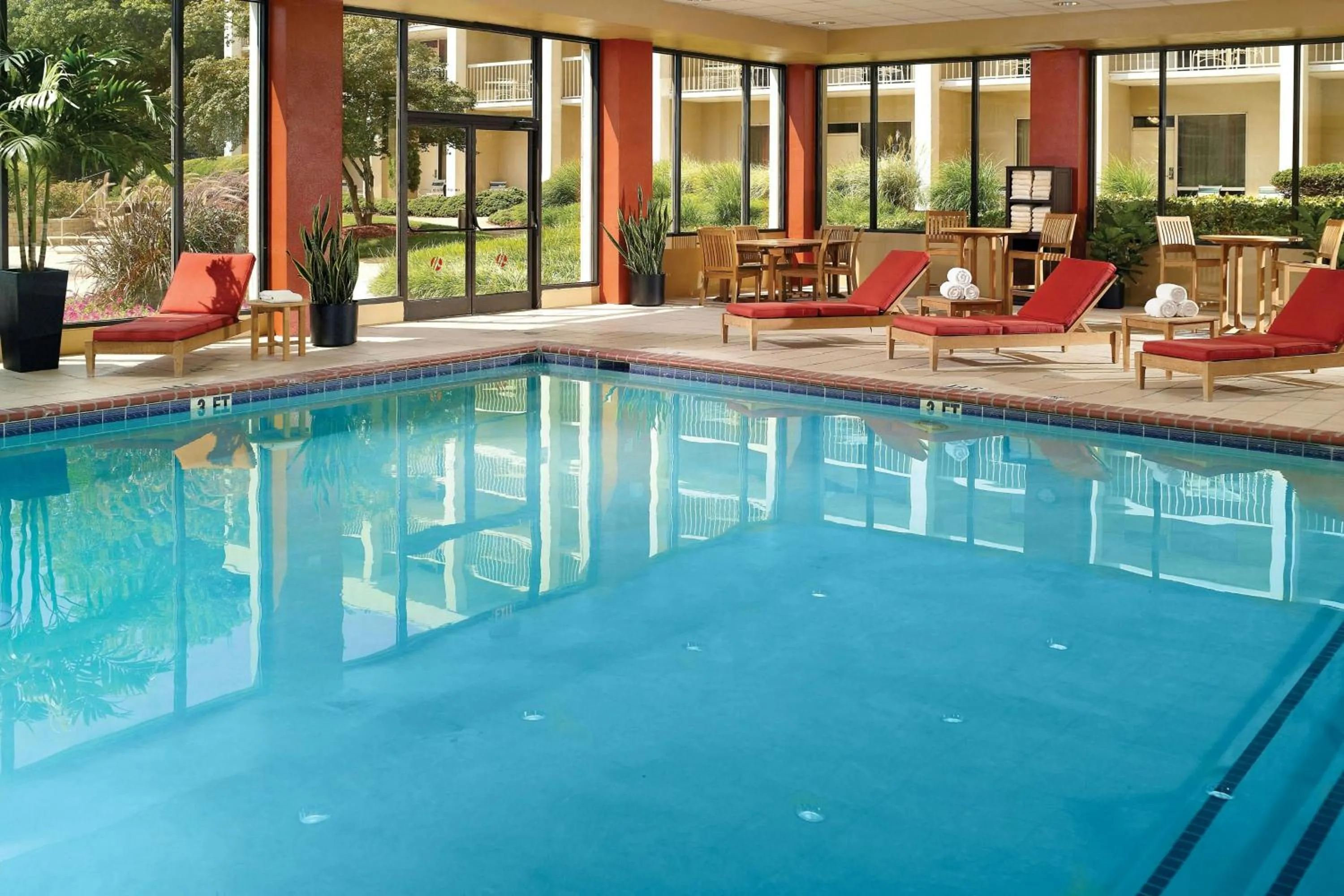 Swimming pool in Atlanta Airport Marriott