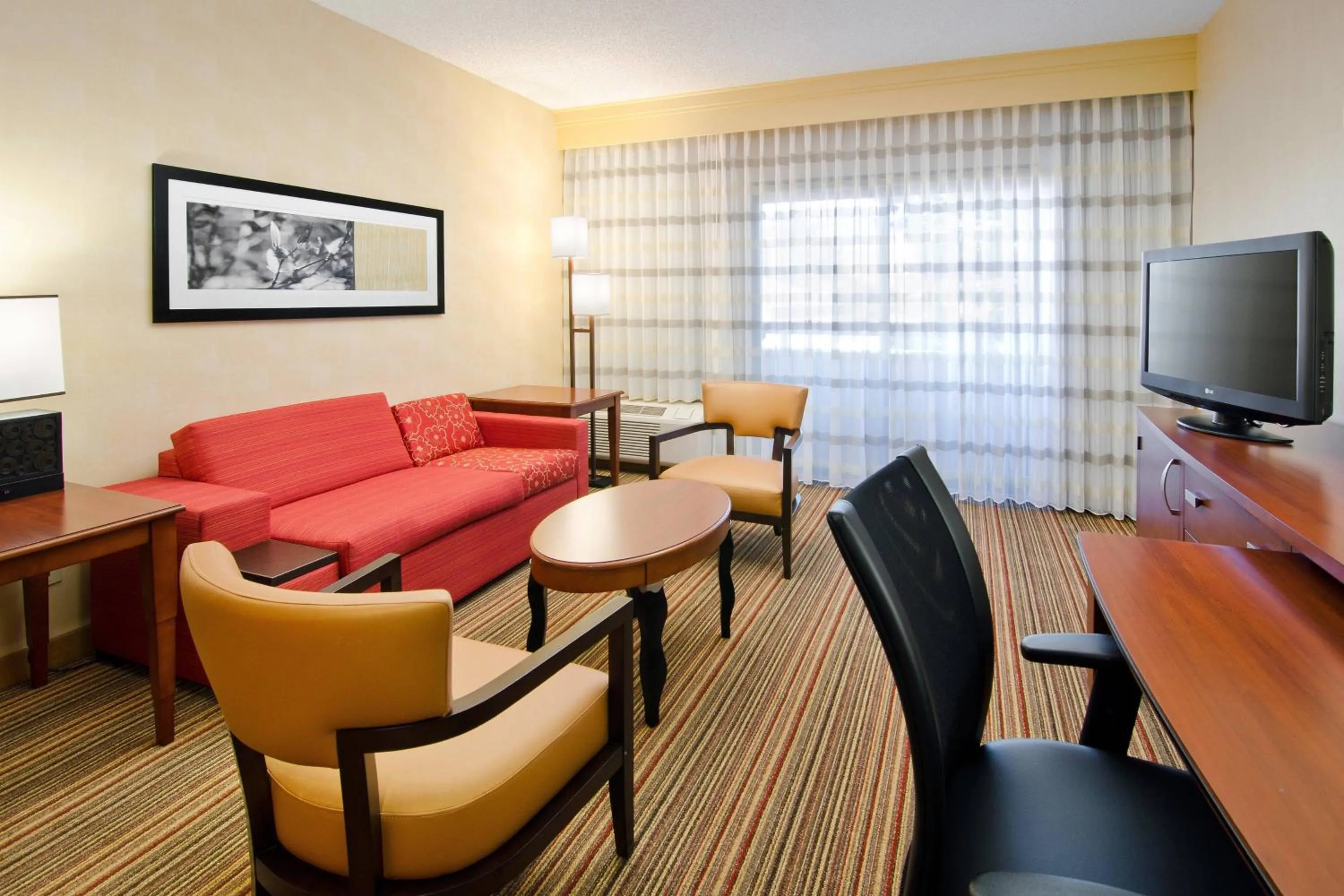 Living room in Courtyard by Marriott Albuquerque Airport