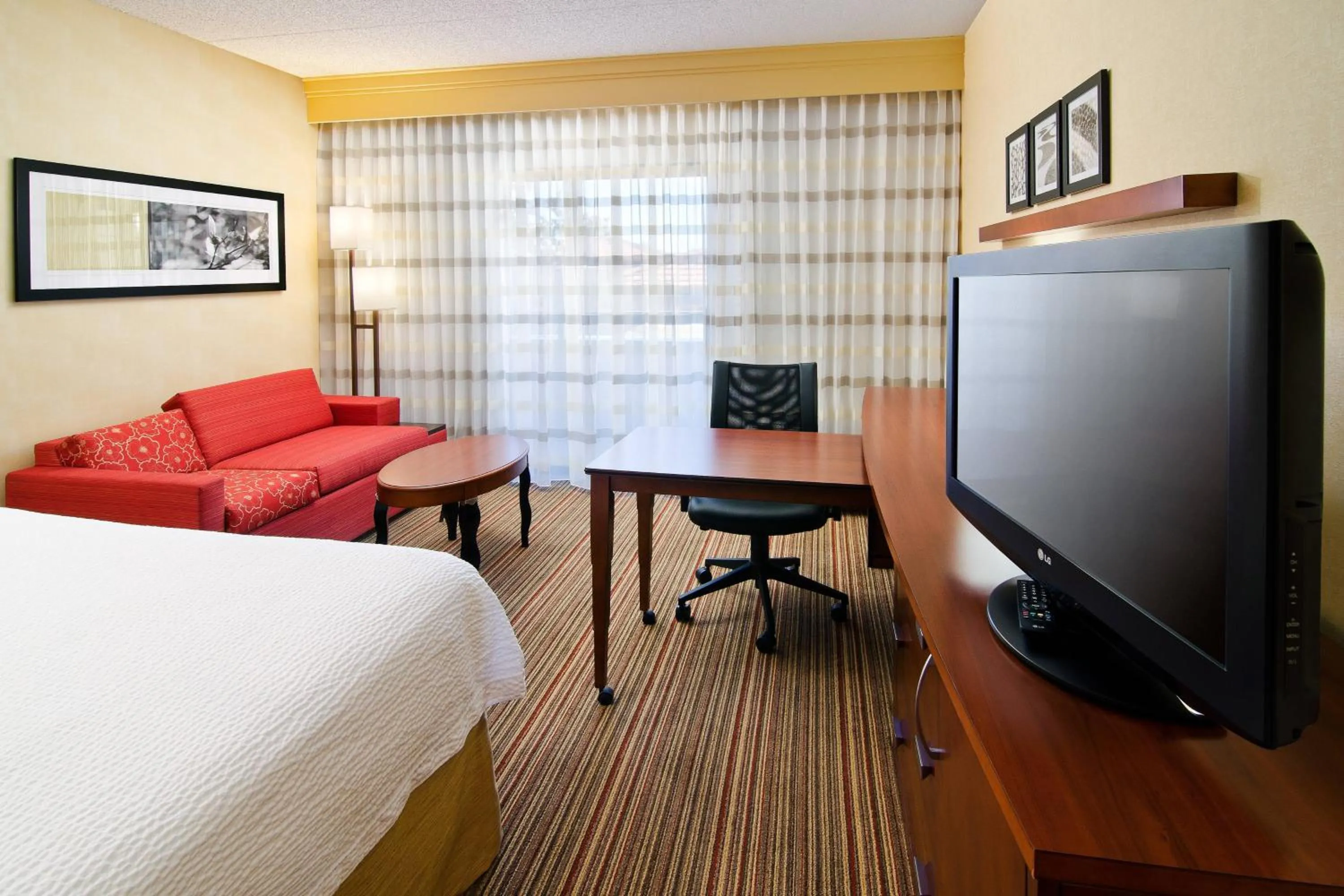 Photo of the whole room, Bed in Courtyard by Marriott Albuquerque Airport