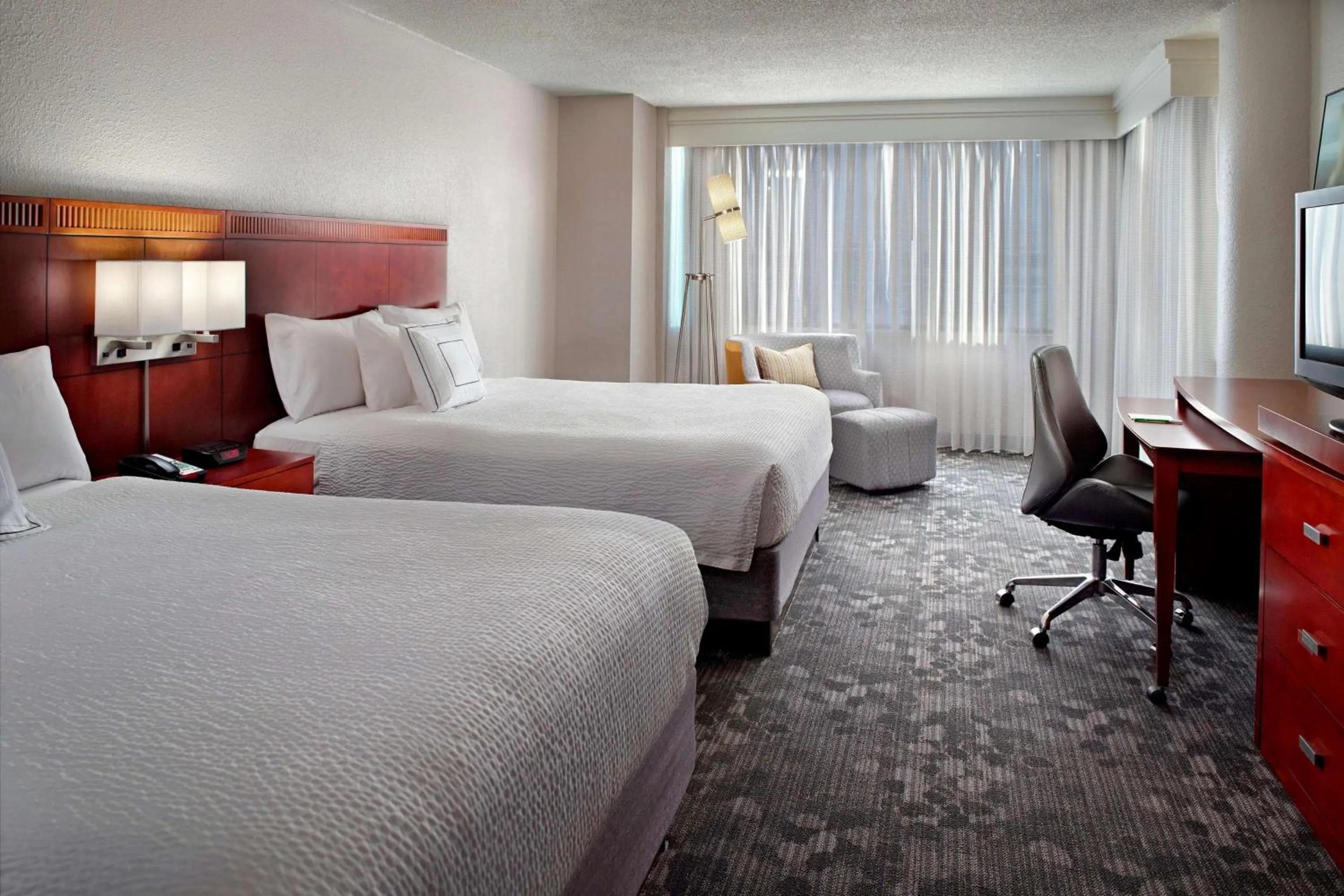 Photo of the whole room, Bed in Sonesta Select Atlanta Cumberland Galleria Ballpark