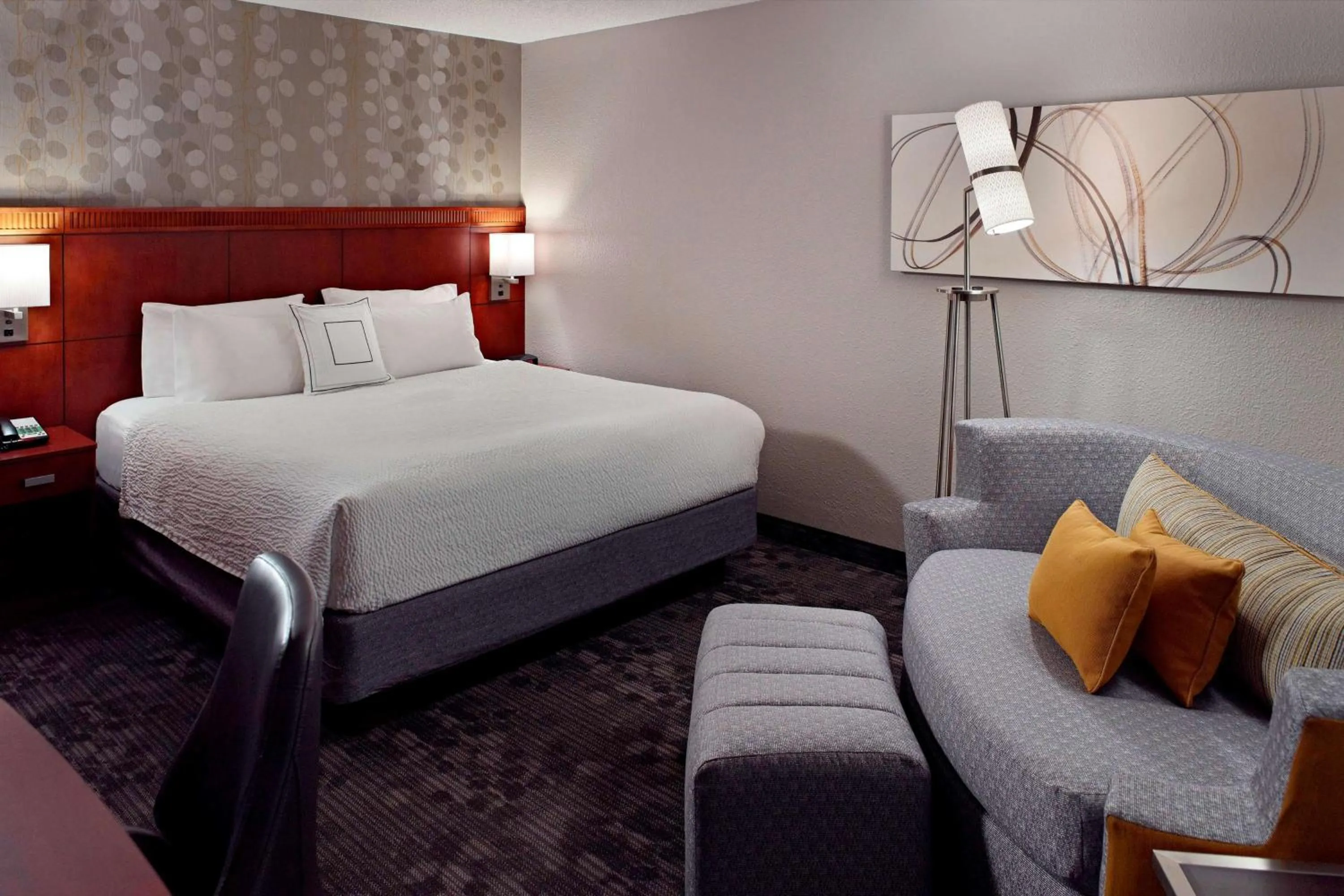 Photo of the whole room, Bed in Sonesta Select Atlanta Cumberland Galleria Ballpark