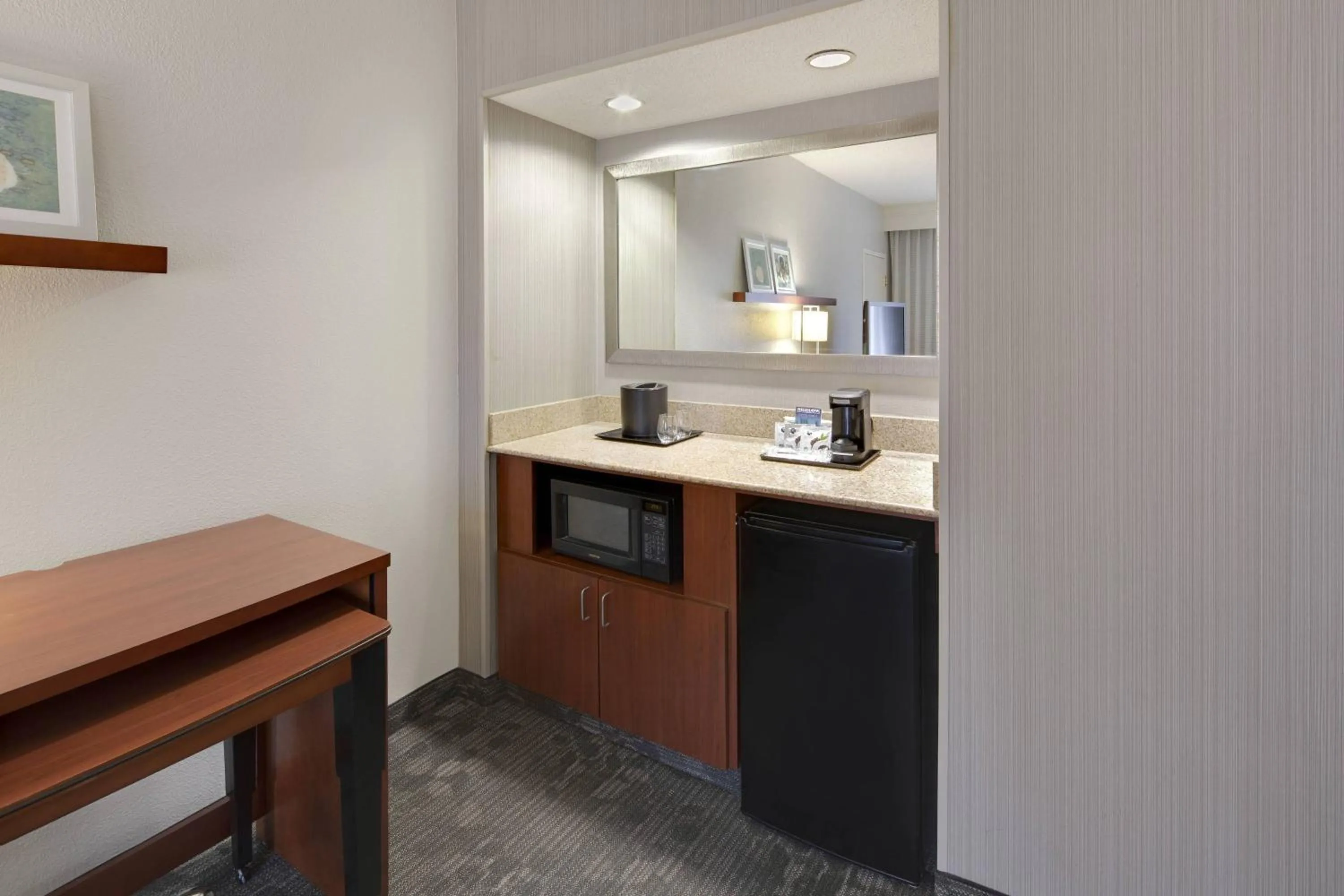 Kitchen or kitchenette in Courtyard Atlanta Marietta/I-75 North