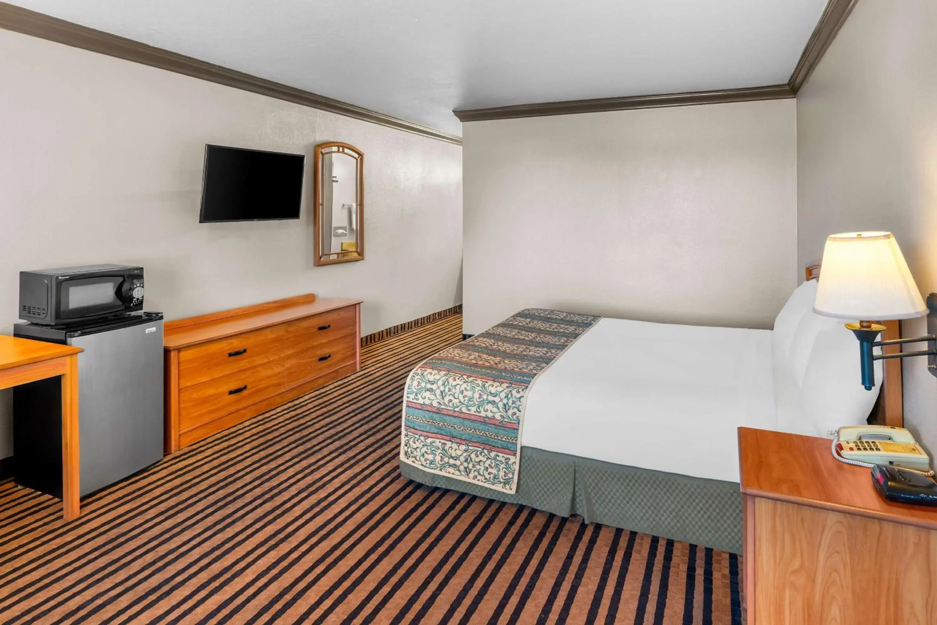 King Room with Pool View in Americas Best Value Inn Vacaville King Room with Pool View in Americas Best Value Inn Vacaville