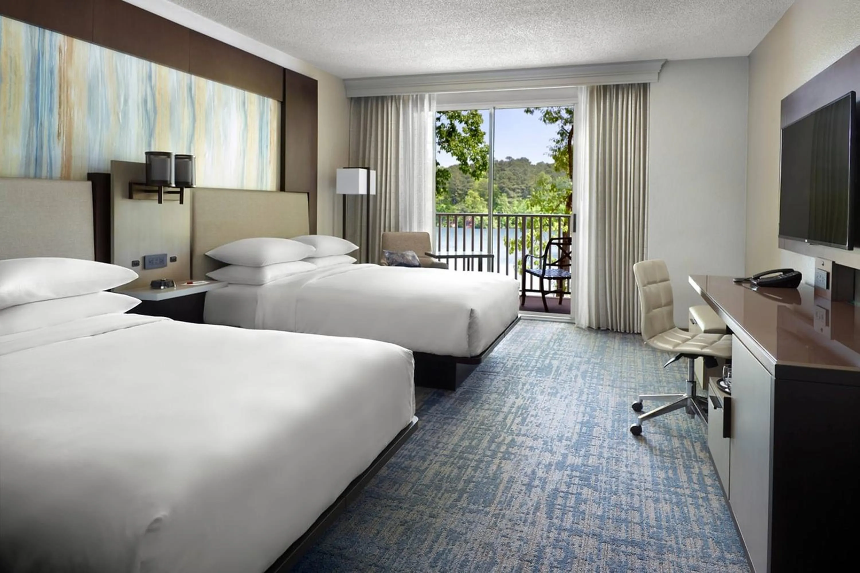 Bed in Atlanta Evergreen Lakeside Resort