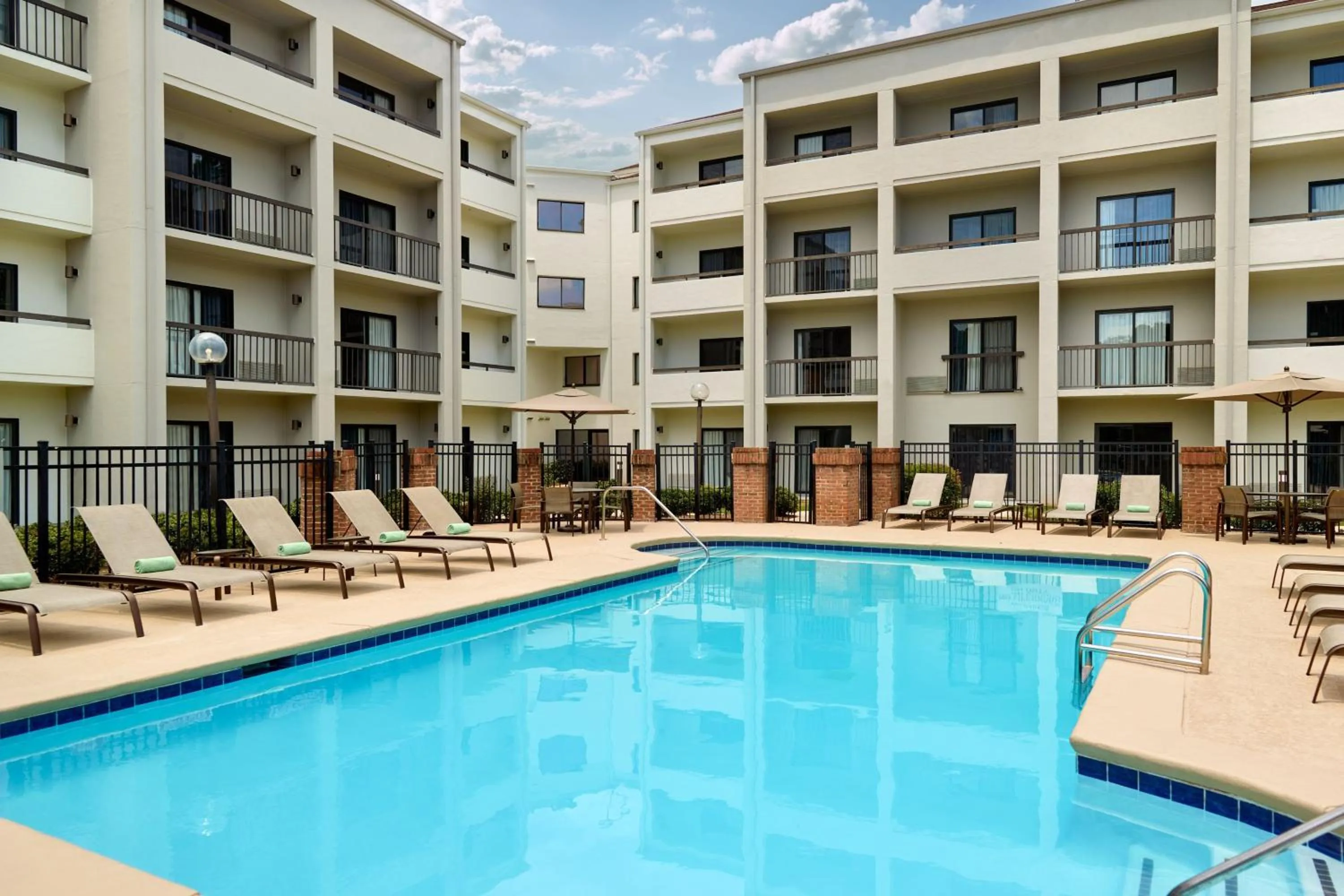 Swimming pool in Courtyard by Marriott Atlanta Executive Park/Emory