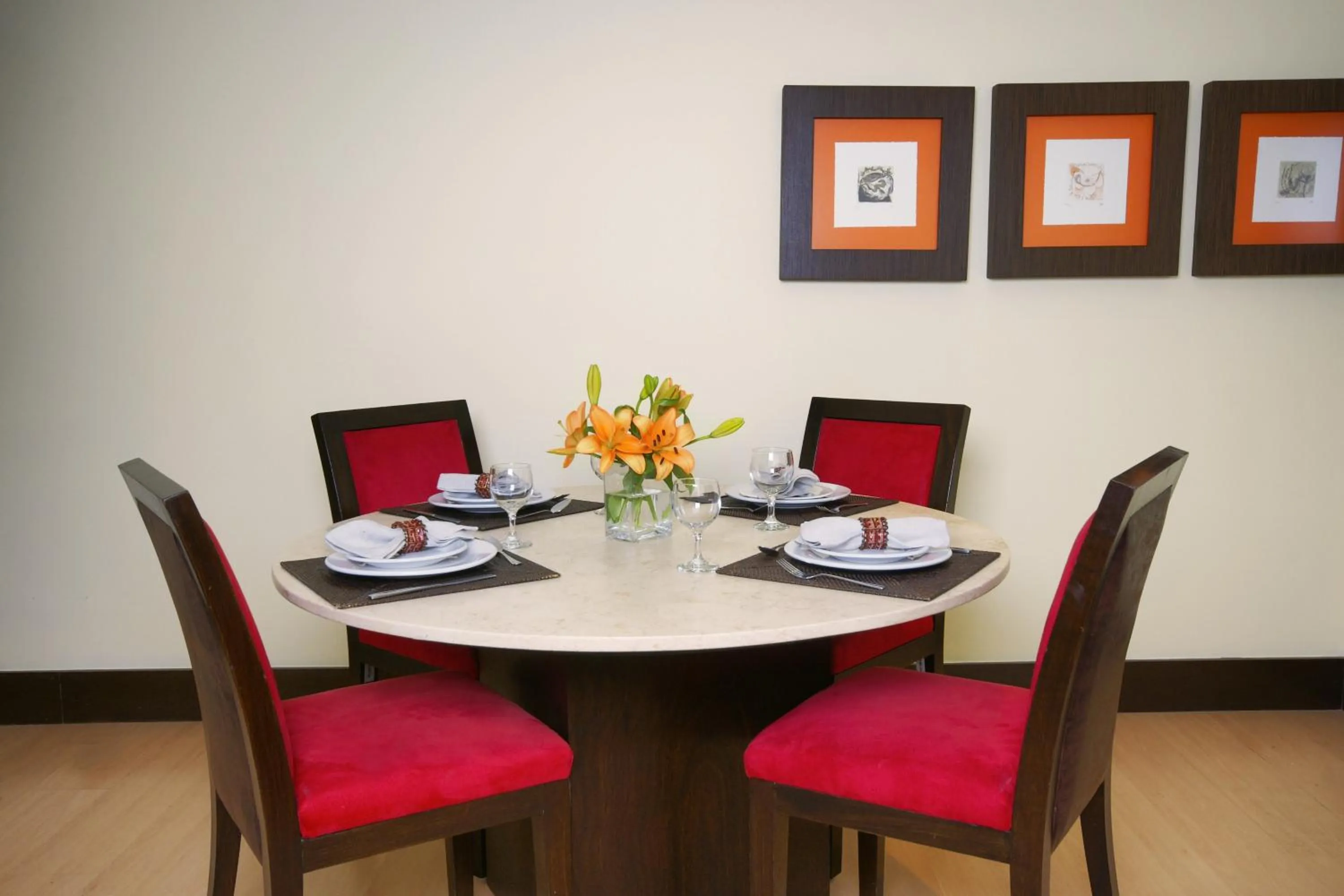 Restaurant/places to eat in Hausuites