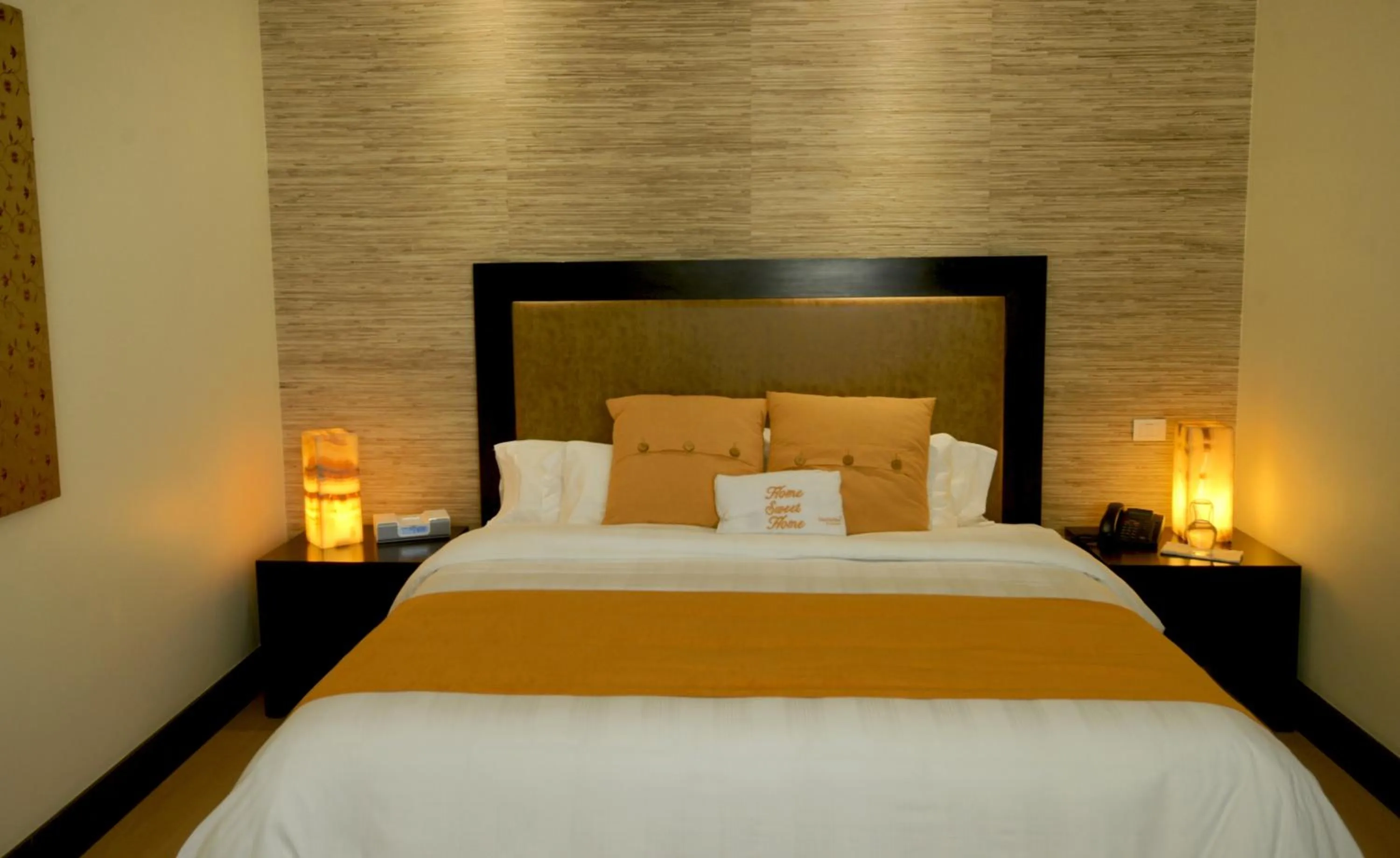 Photo of the whole room, Bed in Hausuites