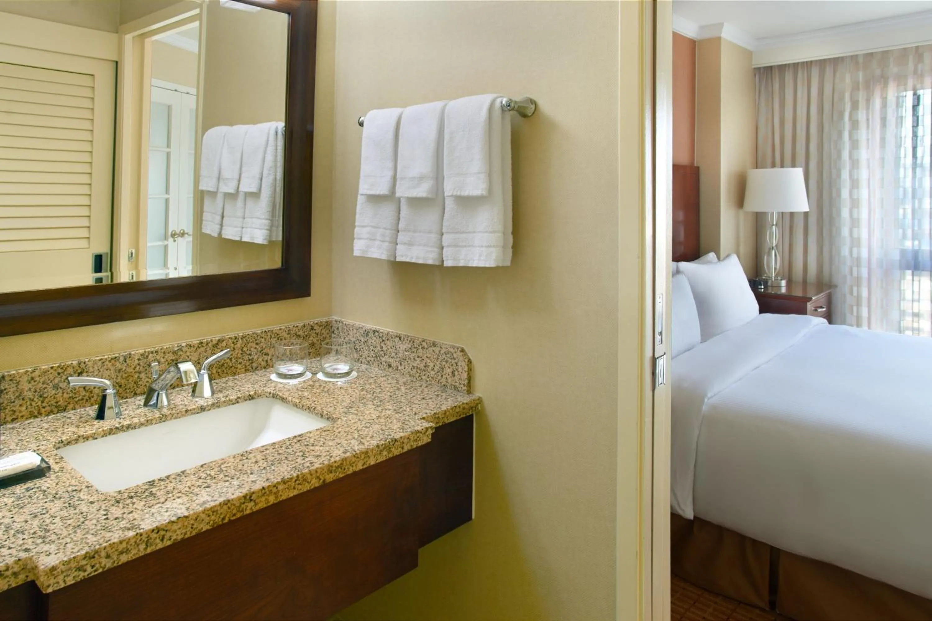 Bathroom, Bed in Atlanta Marriott Suites Midtown