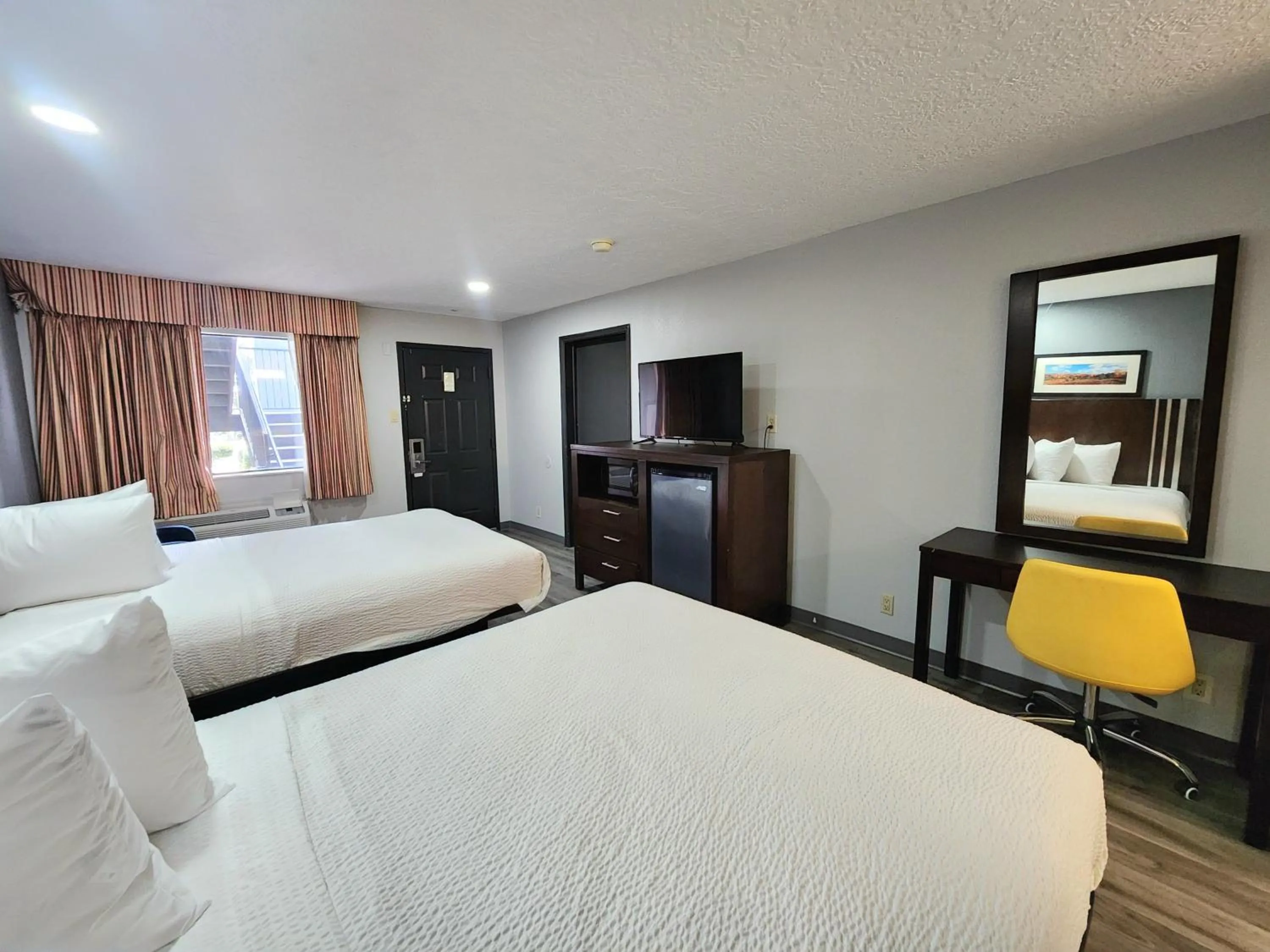 Bedroom, Bed in Days Inn & Suites by Wyndham Winnie