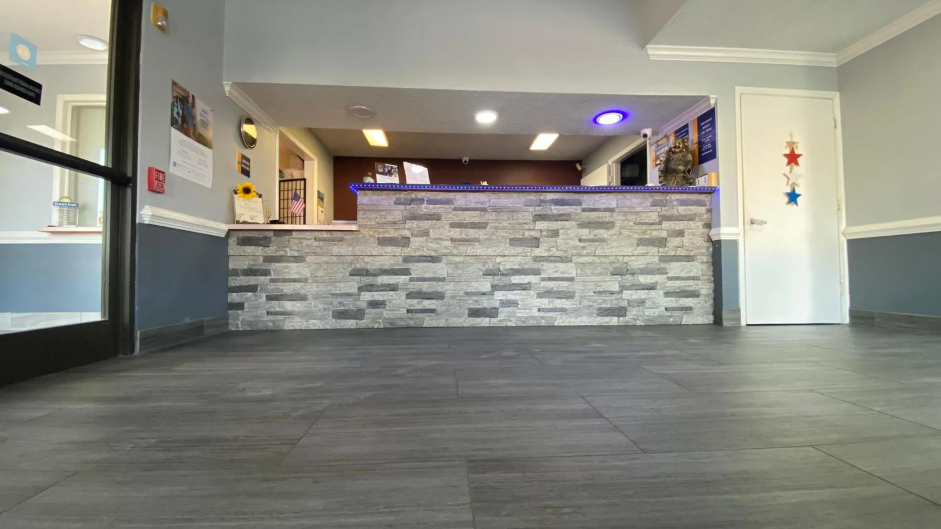 Lobby or reception in Days Inn & Suites by Wyndham Winnie