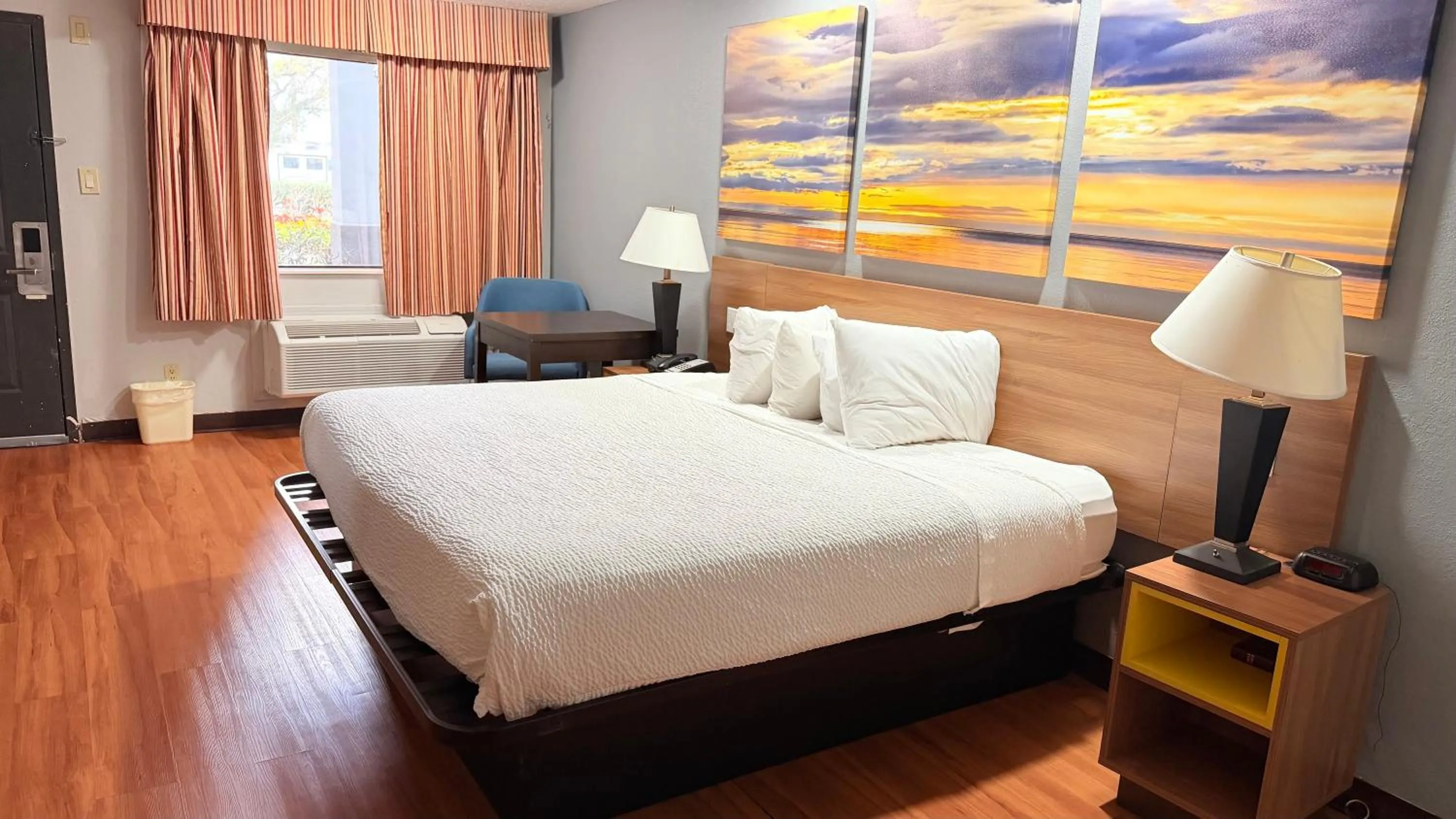 Bedroom, Bed in Days Inn & Suites by Wyndham Winnie
