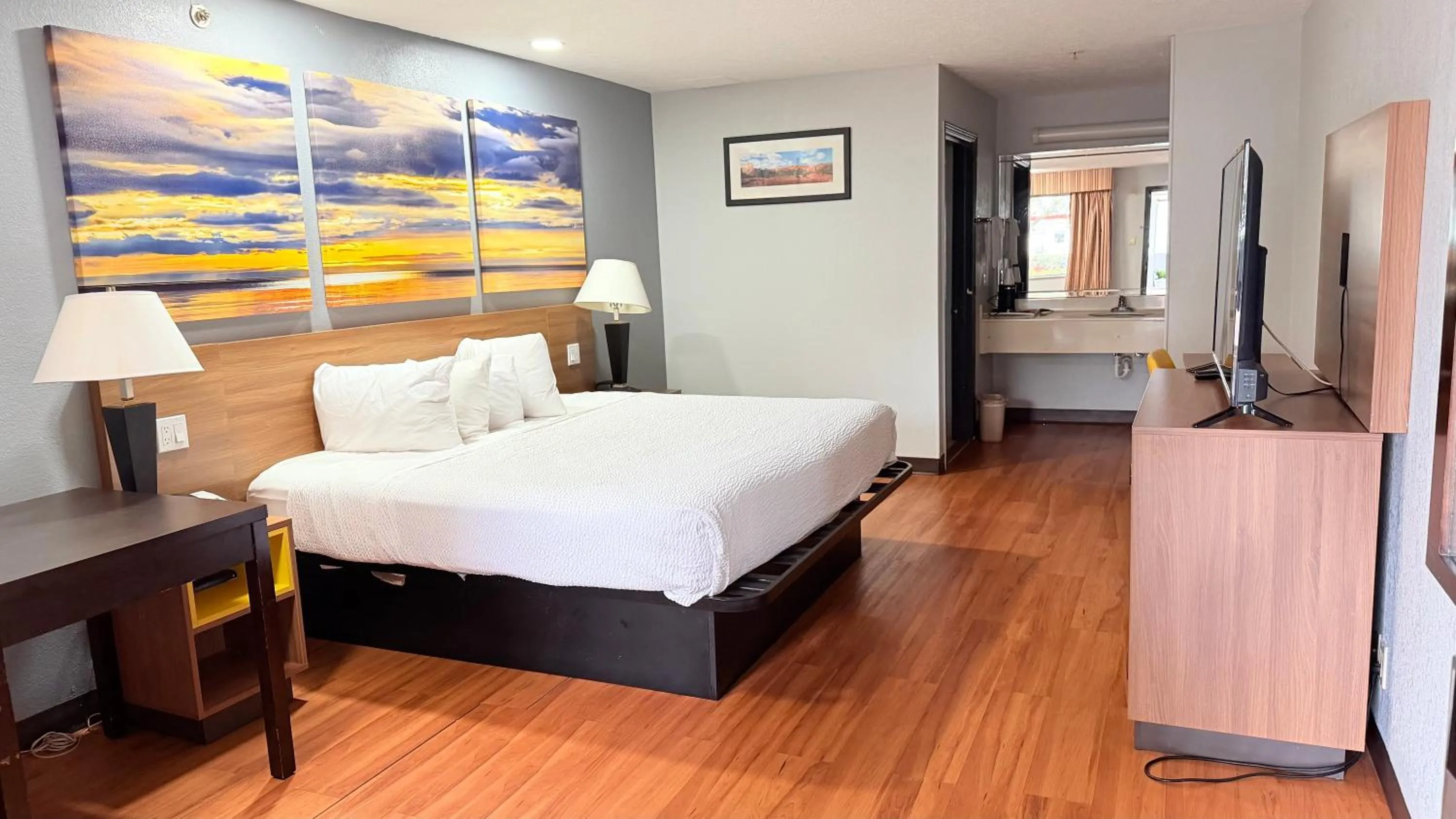 Bedroom, Bed in Days Inn & Suites by Wyndham Winnie