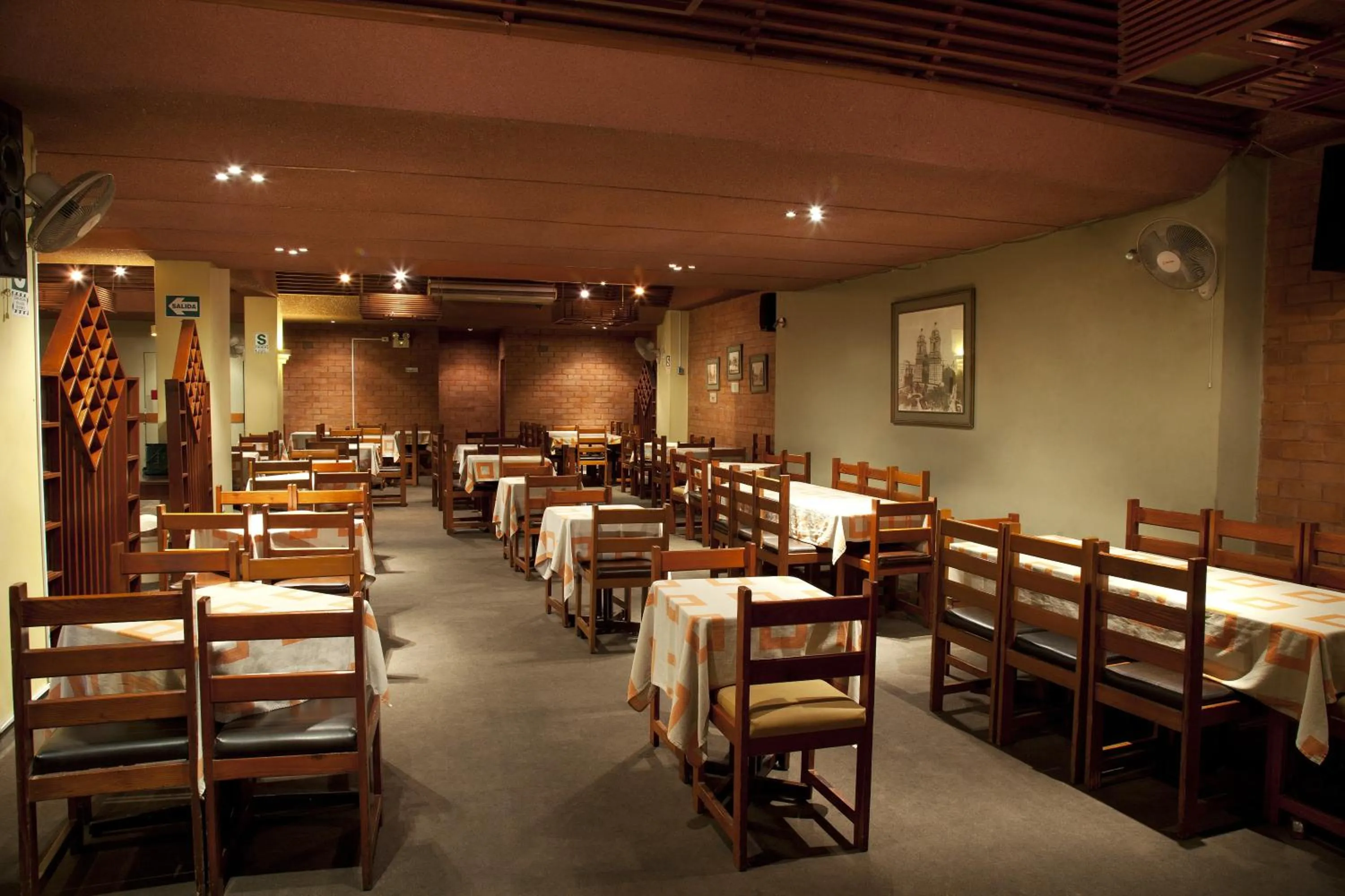 Restaurant/places to eat in Kamana Hotel