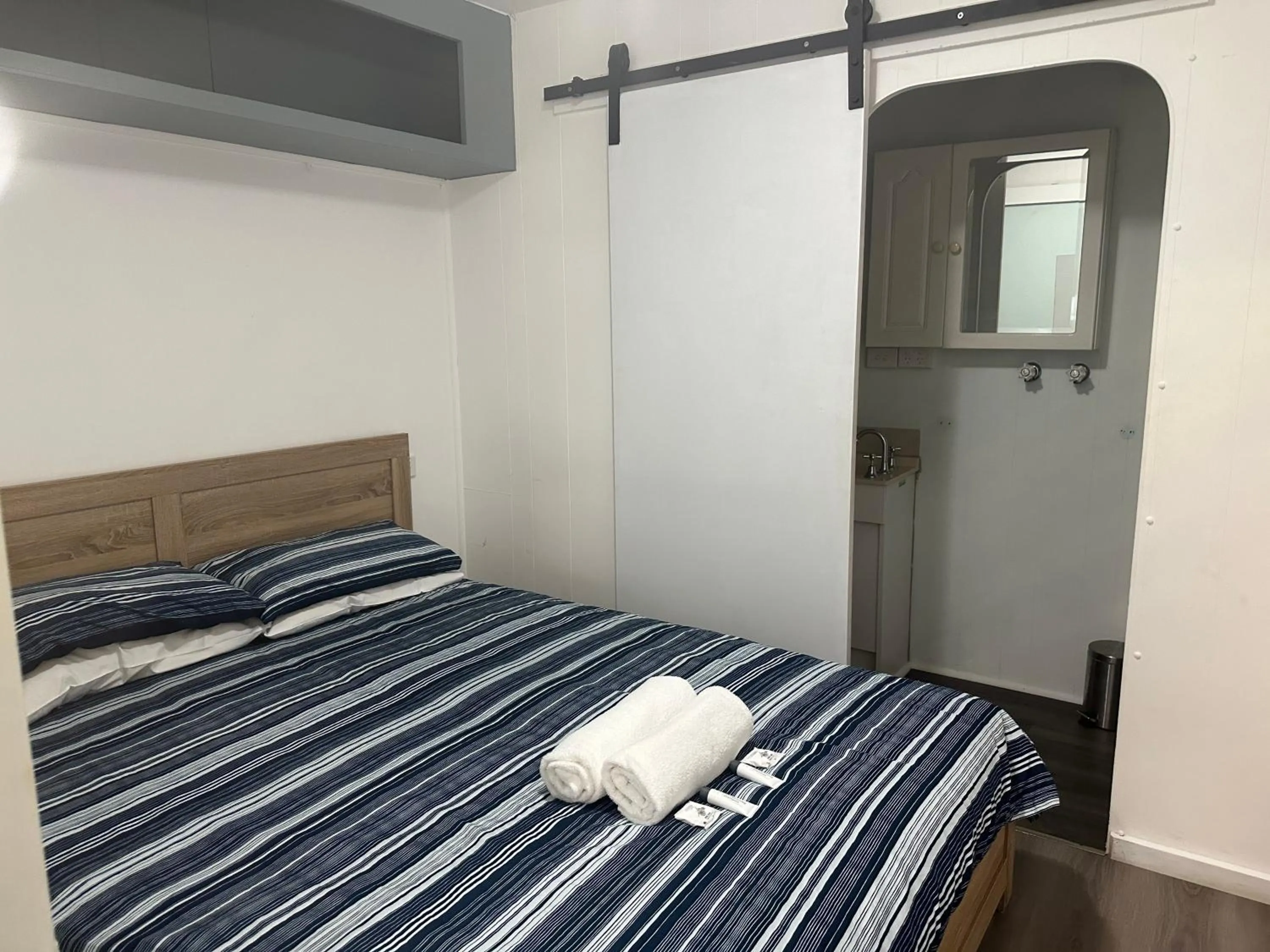 towels, Bed in Second Valley Caravan Park