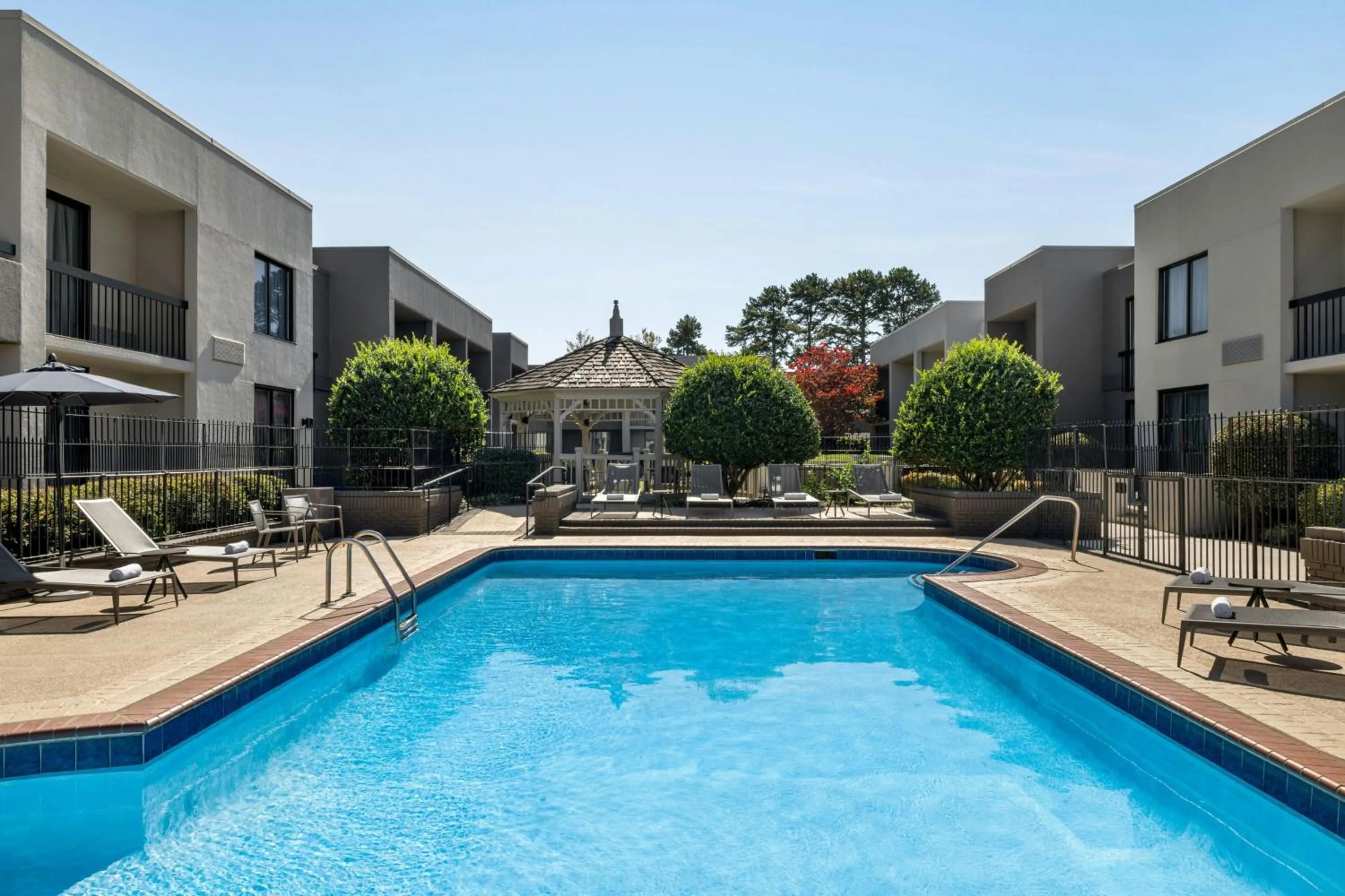 Swimming pool in Courtyard by Marriott Atlanta Northlake