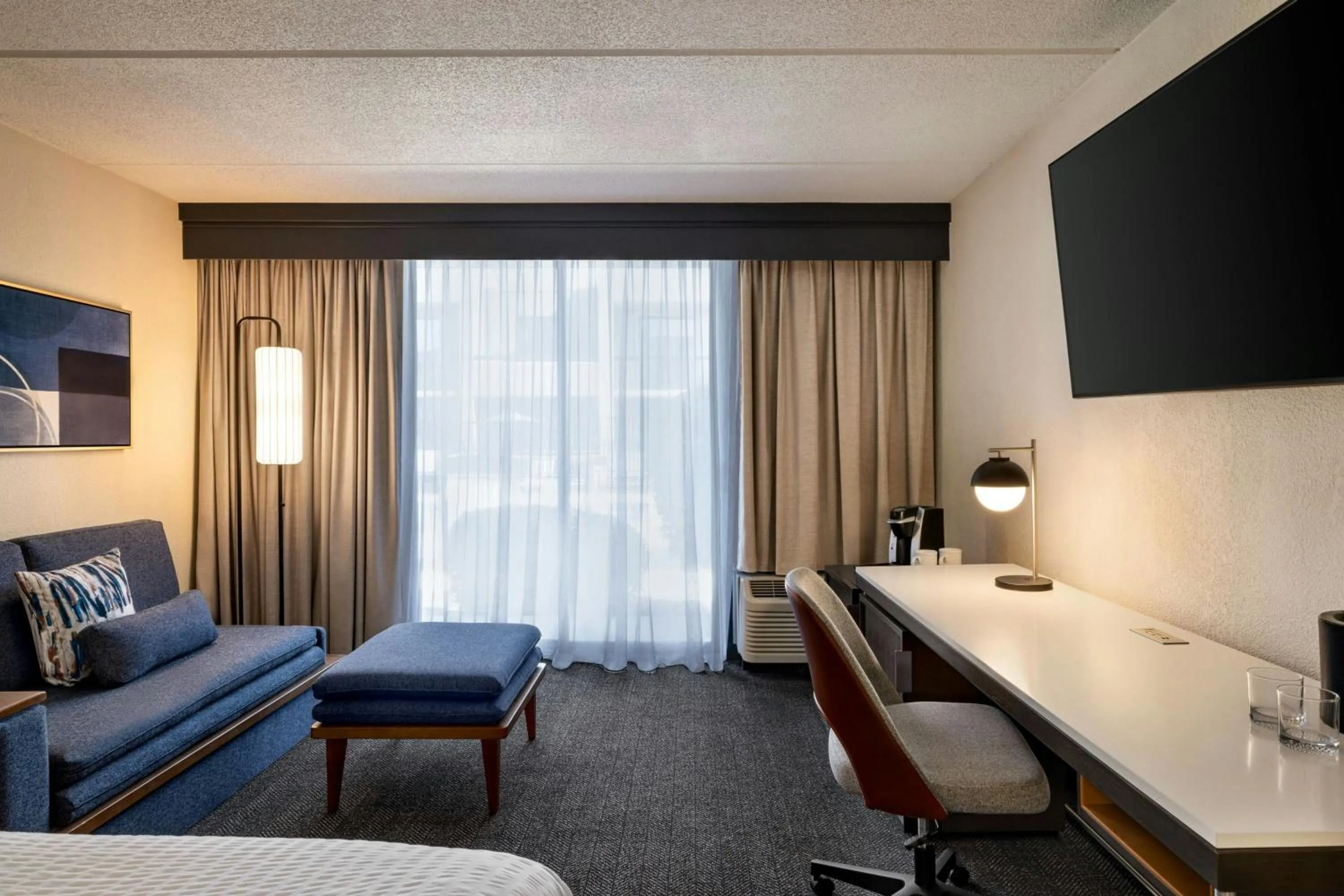 Photo of the whole room in Courtyard by Marriott Atlanta Northlake