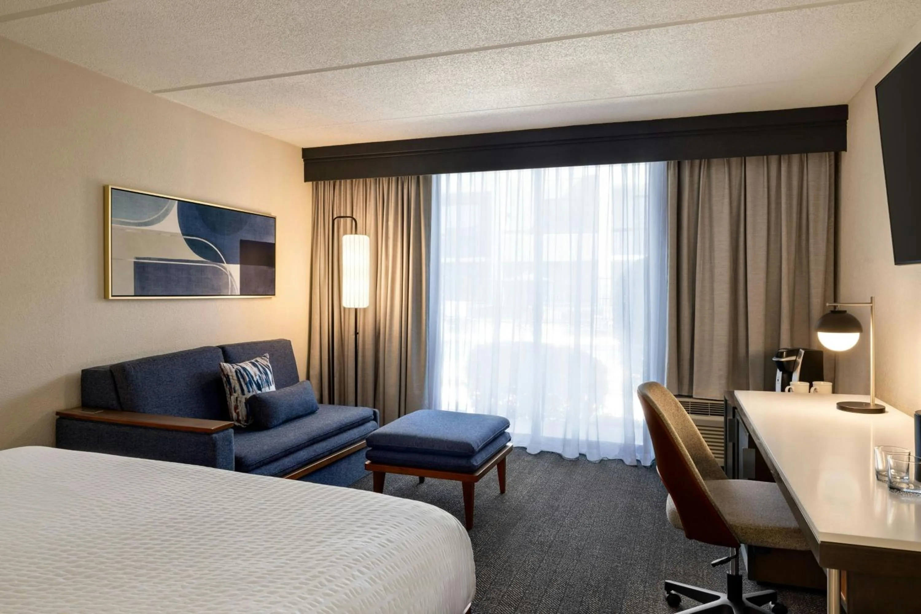 Photo of the whole room, Bed in Courtyard by Marriott Atlanta Northlake