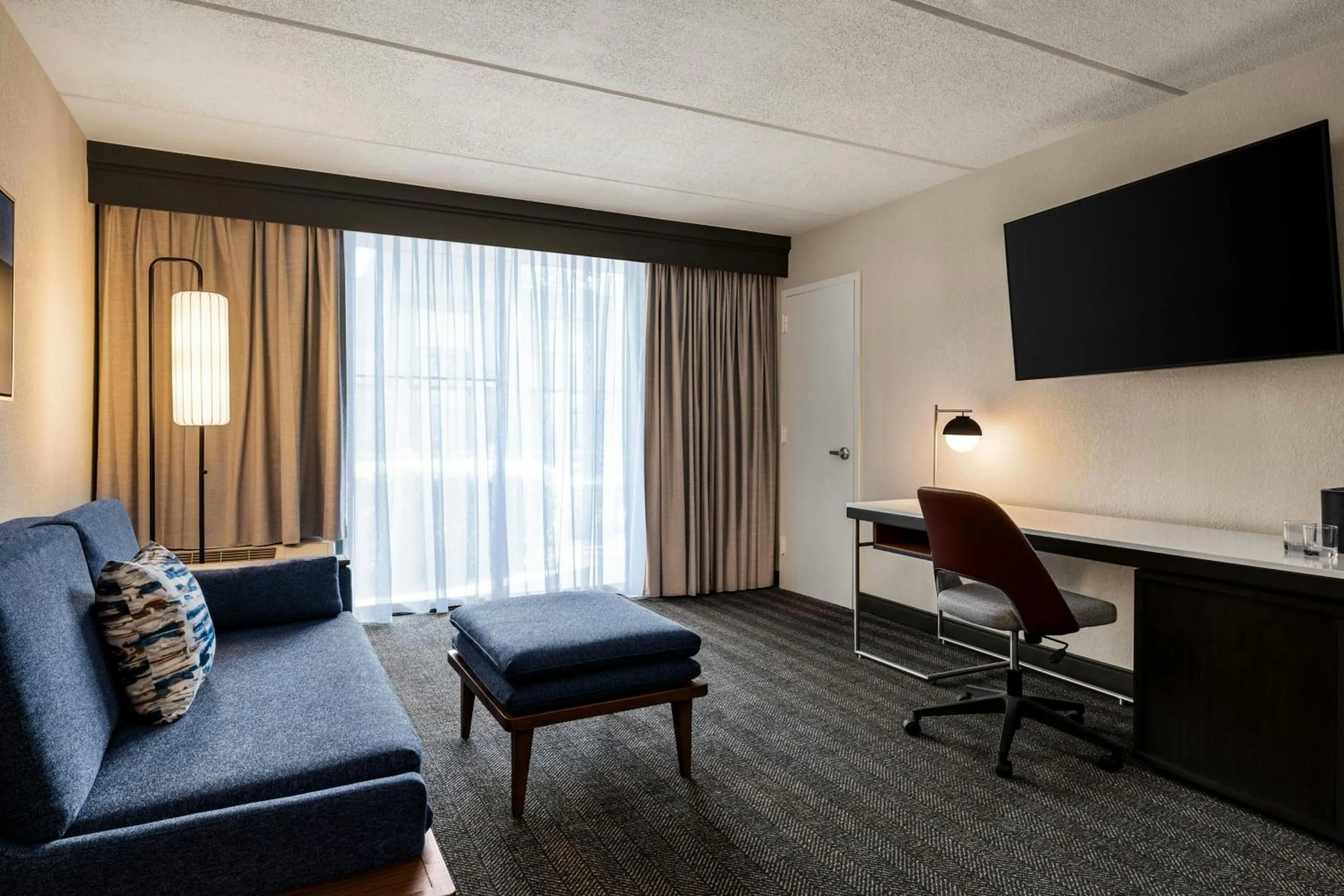 Bedroom in Courtyard by Marriott Atlanta Northlake