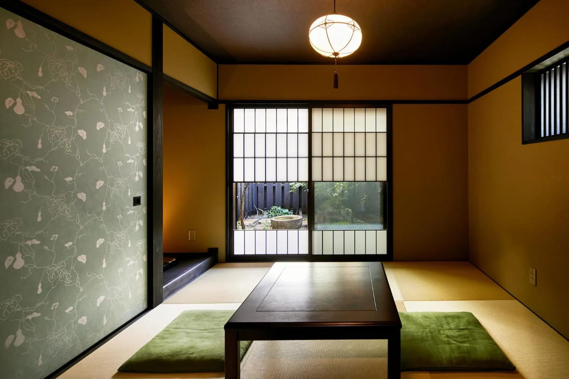 Living room, Bed in Eigetsu