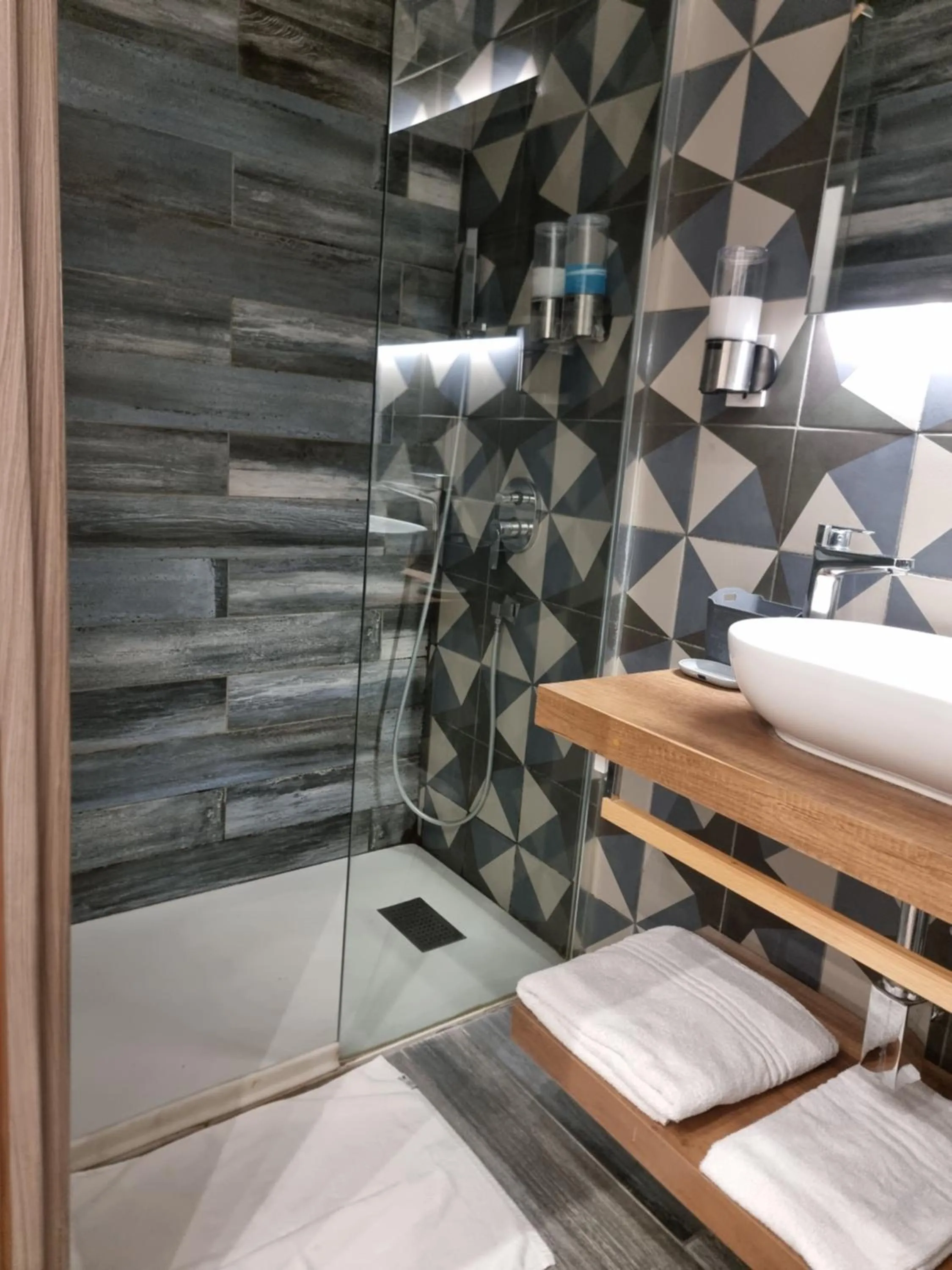 Shower, Bed in EL Corazon De Napoles, Centro Històrico