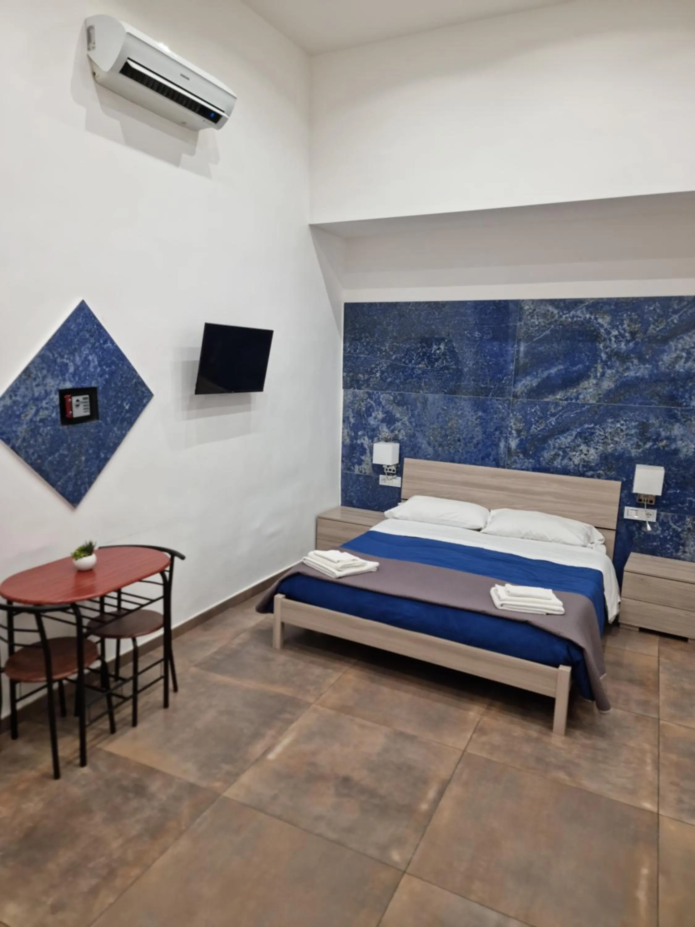 Photo of the whole room, Bed in EL Corazon De Napoles, Centro Històrico