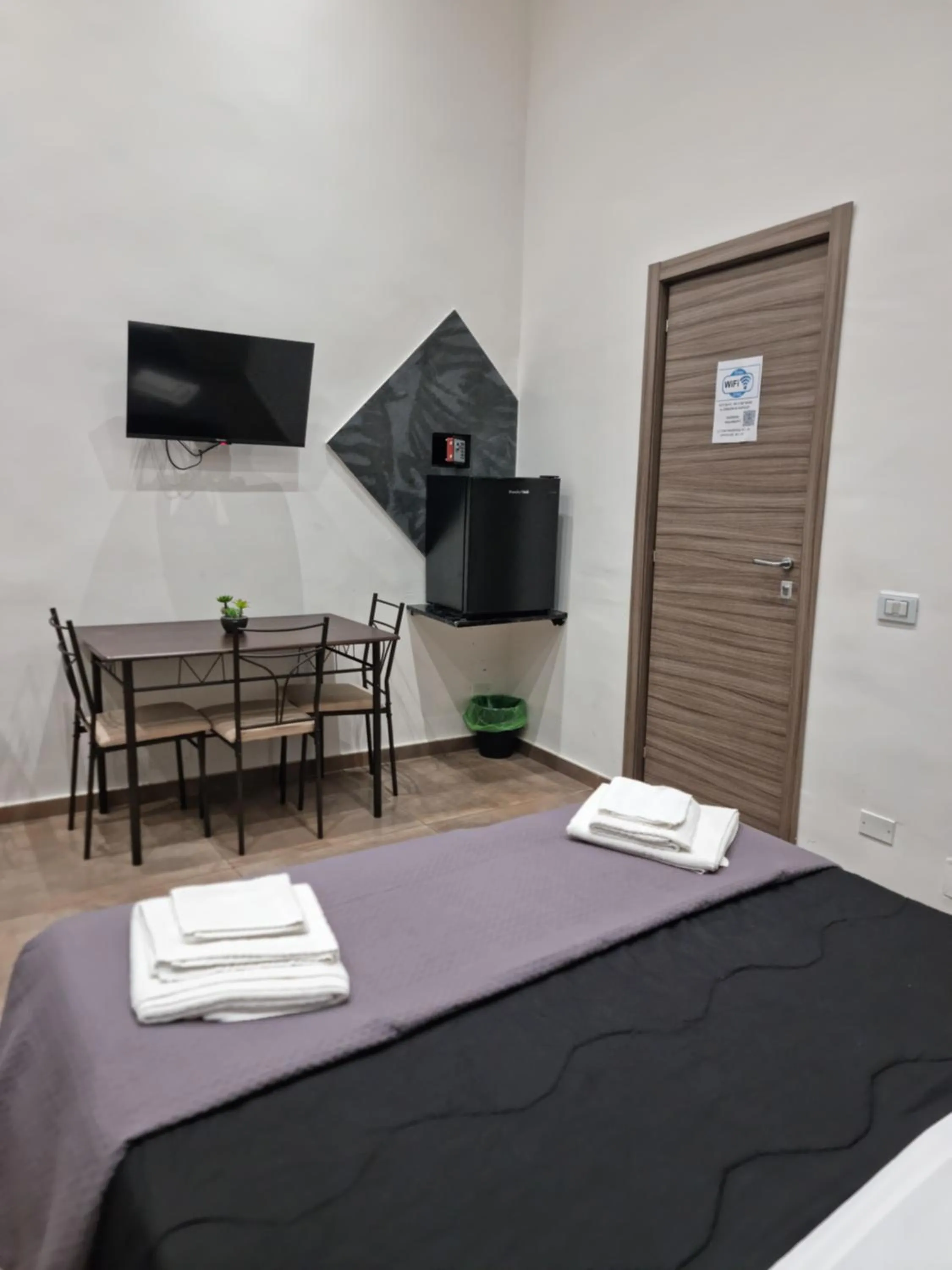 Photo of the whole room, Bed in EL Corazon De Napoles, Centro Històrico