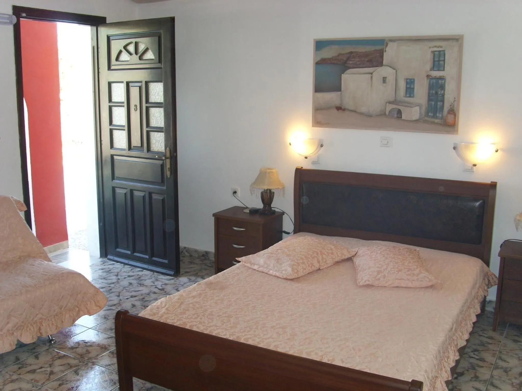 Photo of the whole room, Bed in Sweet Heart Studios