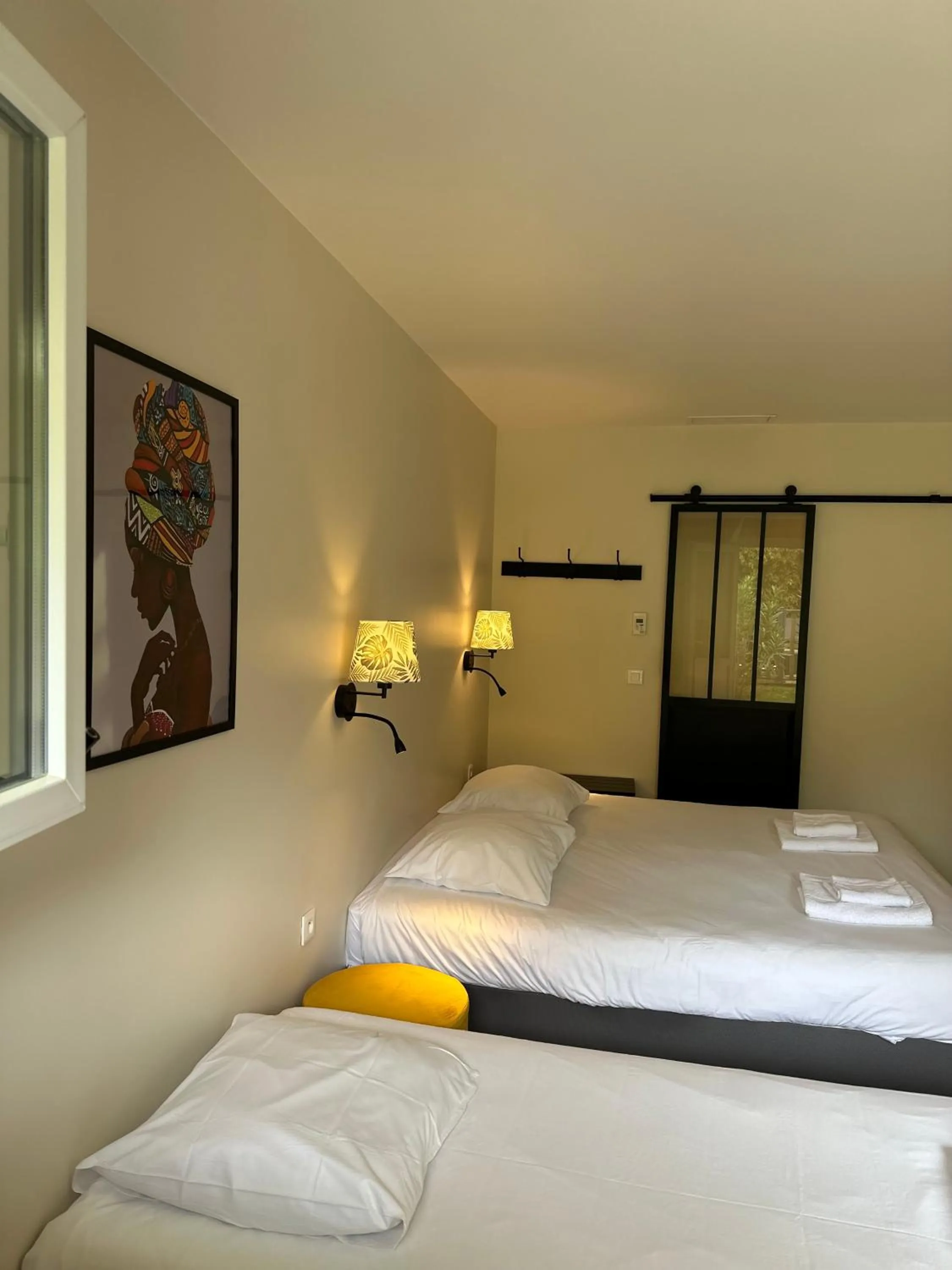 Photo of the whole room, Bed in The Originals City, Hôtel Le Lodge, Ondres, Bayonne Nord