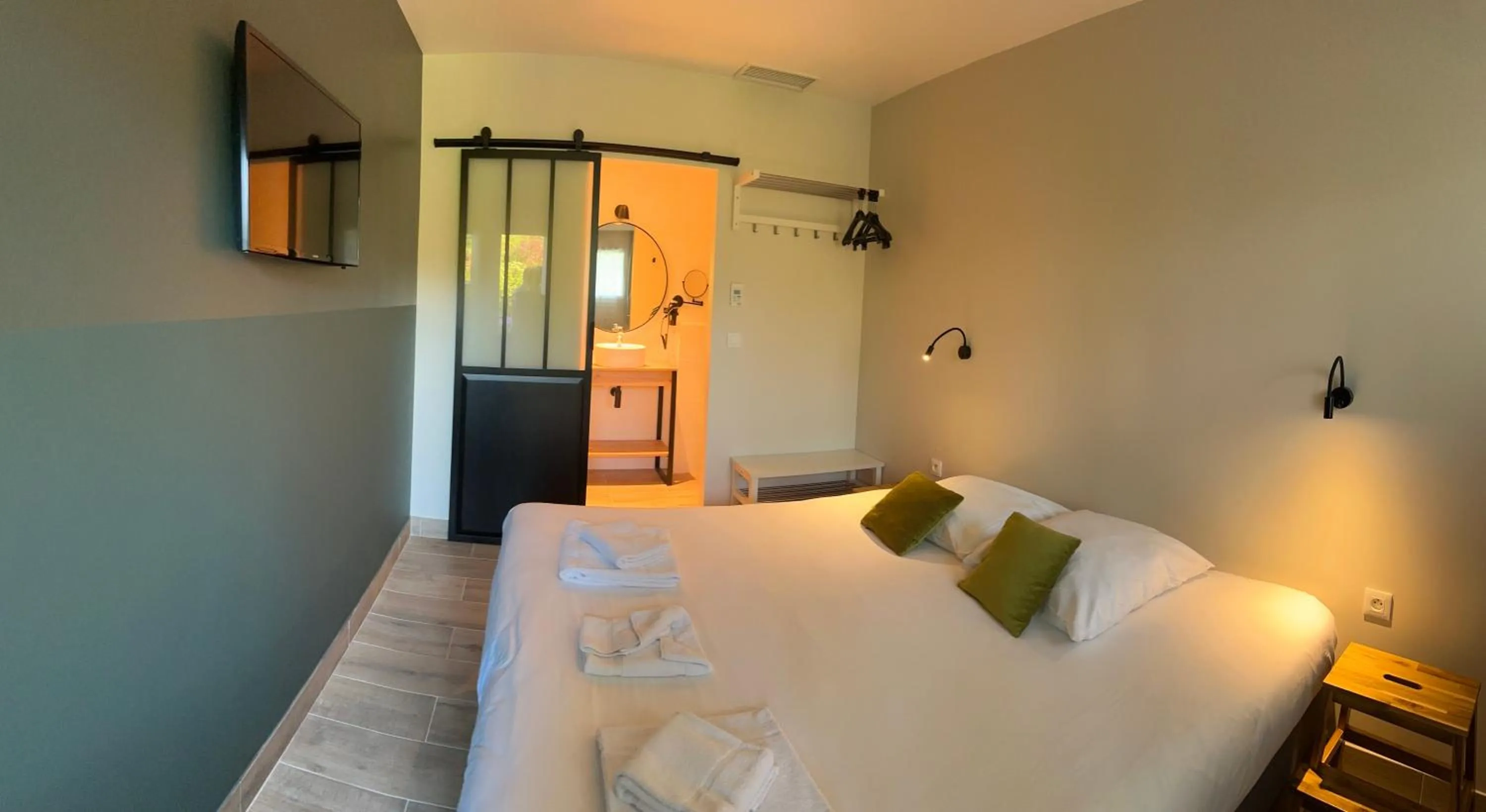 Photo of the whole room, Bed in The Originals City, Hôtel Le Lodge, Ondres, Bayonne Nord