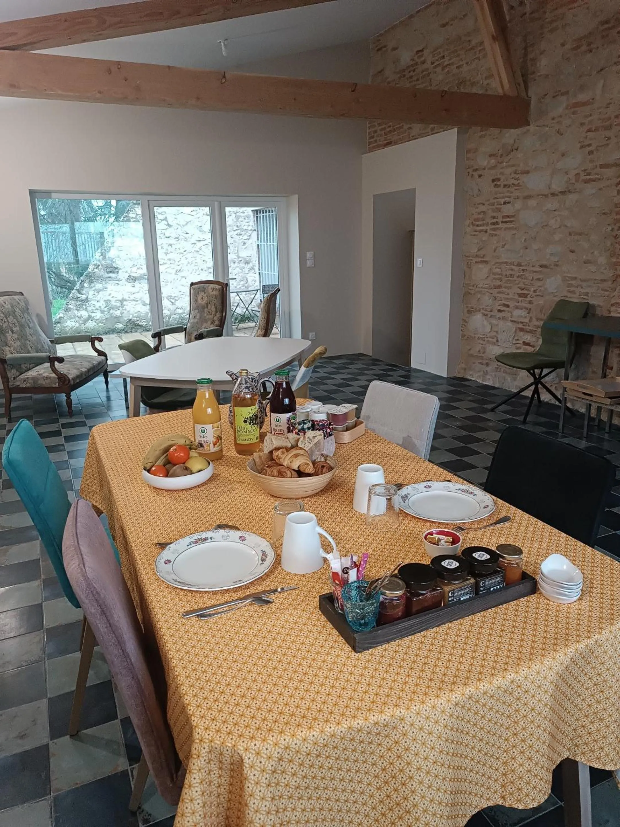 Breakfast in Le Jardin Des Cèdres